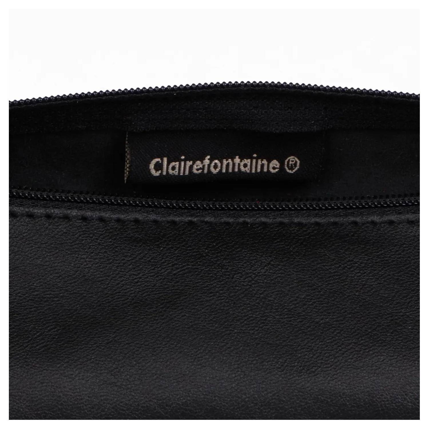 Nahaufnahme des Inneren einer schwarzen Ledertasche oder eines Lederbeutels, die das Markenzeichen "Clairefontaine"" in der Nähe der Reißverschlussöffnung zeigt.