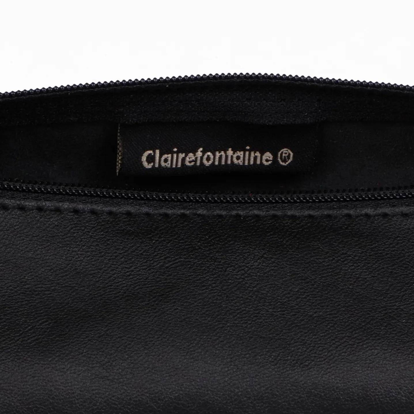 Nahaufnahme einer schwarzen Ledertasche oder eines Lederbeutels mit einem Reißverschluss oben und einem sichtbaren 