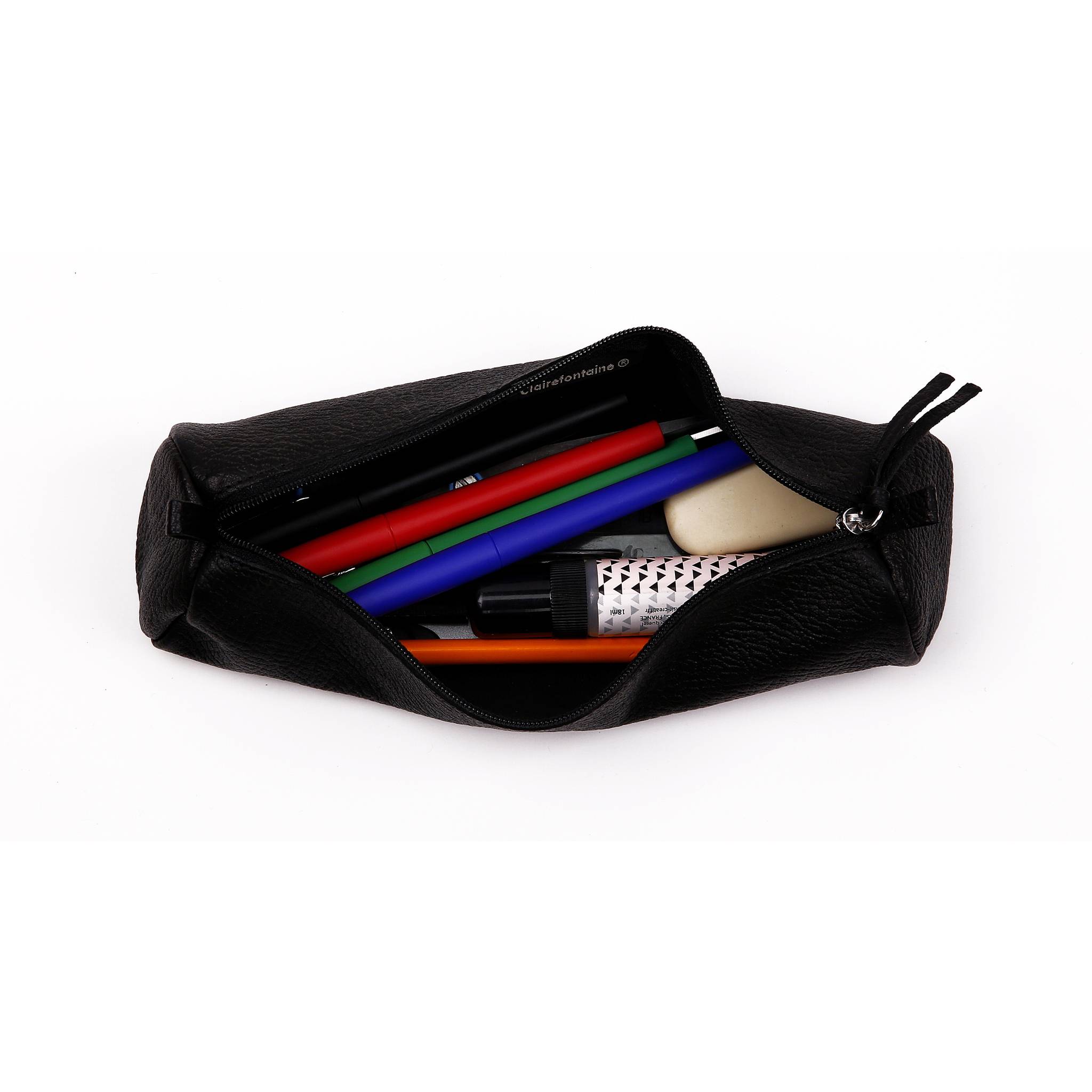 Offene schwarze Federtasche mit farbigen Stiften, einem Bleistift, einem Radiergummi und einem Spitzer darin auf weißem Hintergrund.
