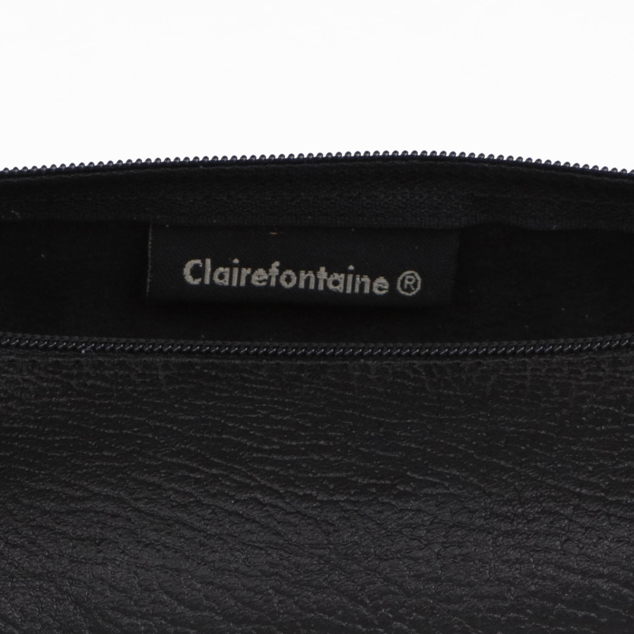 Schwarze Reißverschlusstasche oder Notizbuchtasche mit „Clairefontaine"-Etikett an der Öffnung.