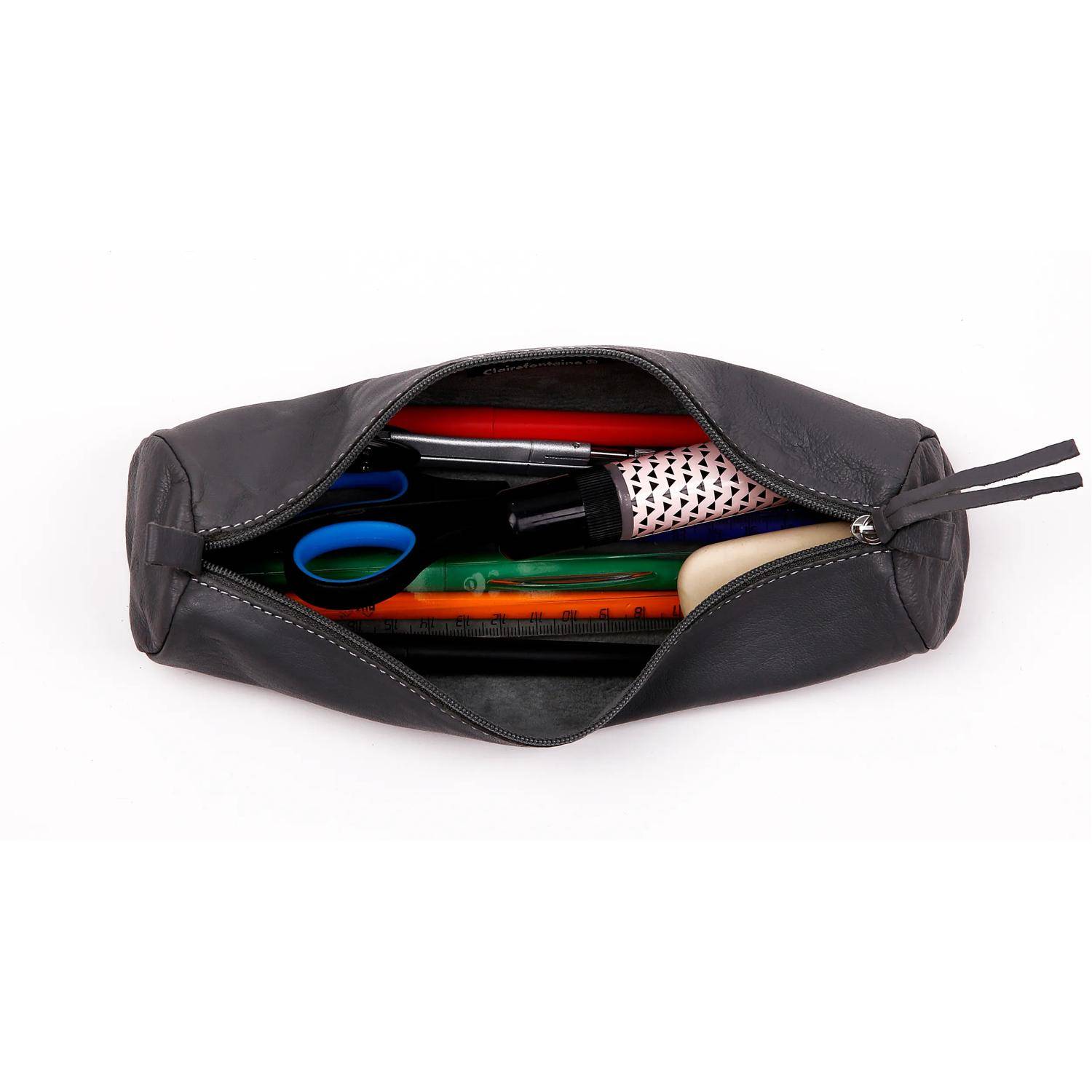 Offene schwarze Federtasche mit Reißverschluss, in der verschiedene Stifte, Marker, Schere und anderes Schreibwaren sichtbar sind.