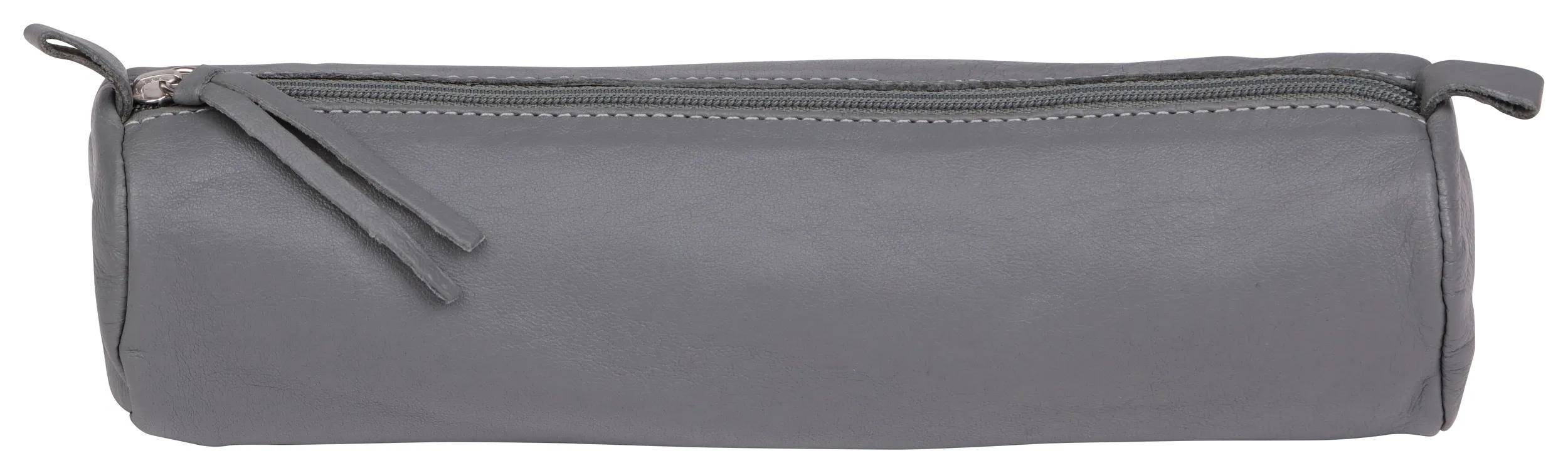 Graue Federtasche oder Beutel mit Reißverschluss und einer Griffschlaufe am linken Ende, auf weißem Hintergrund abgebildet.
