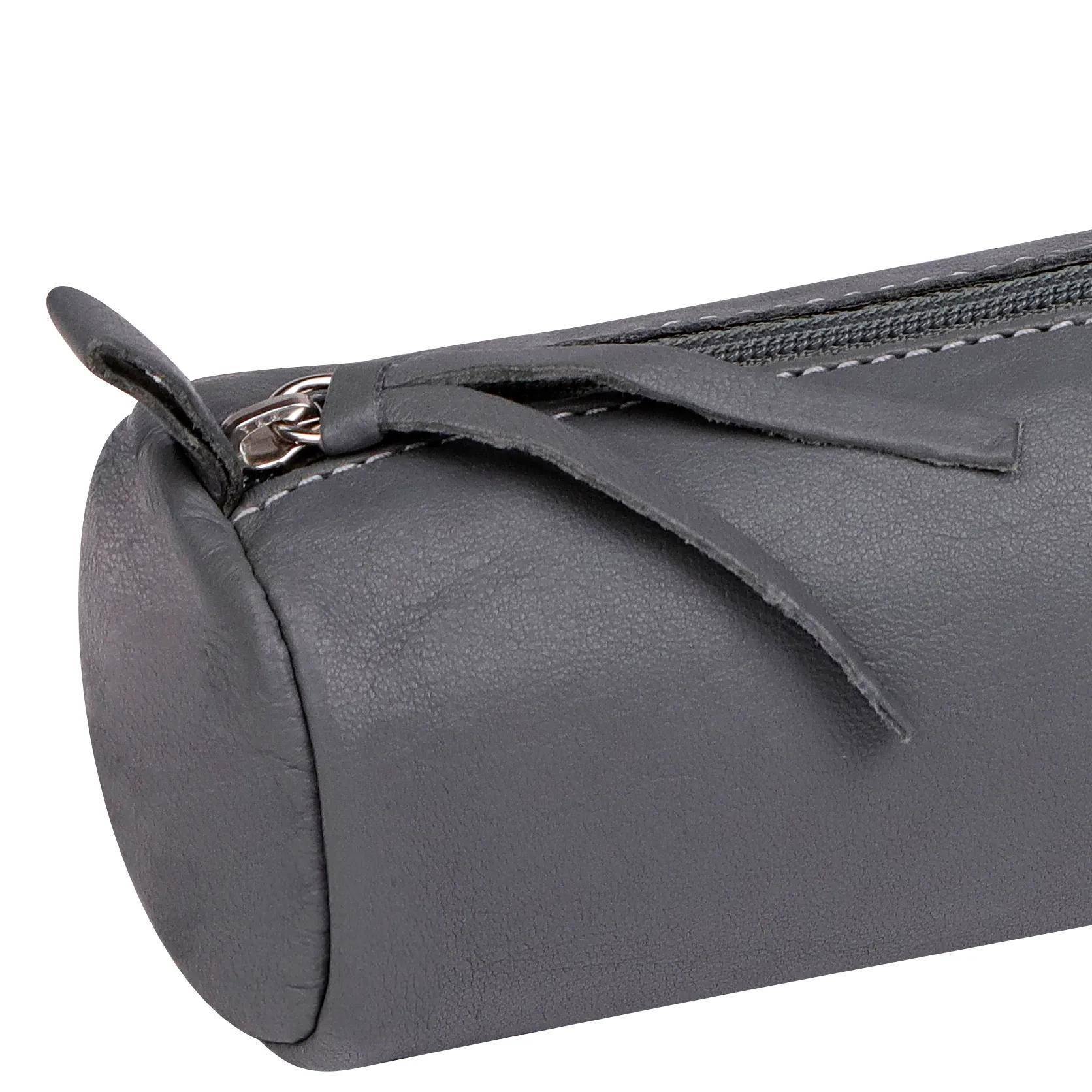 Nahaufnahme eines grauen Ledermäppchens oder einer Ledertasche mit Reißverschluss und Riemendetail auf weißem Hintergrund.