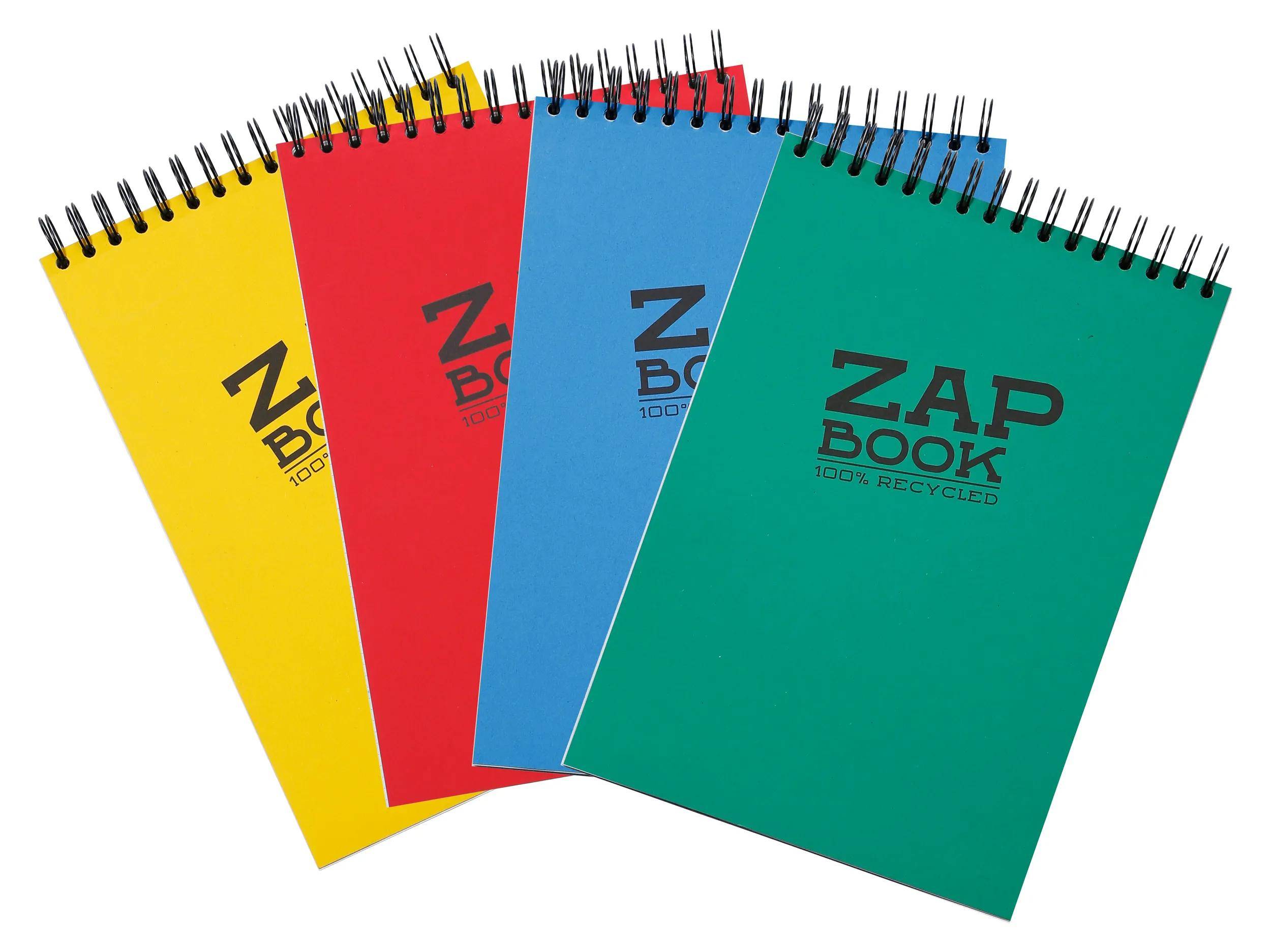 Vier farbenfrohe spiralgebundene Notizbücher, fächerartig ausgebreitet, beschriftet mit „ZAP BOOK