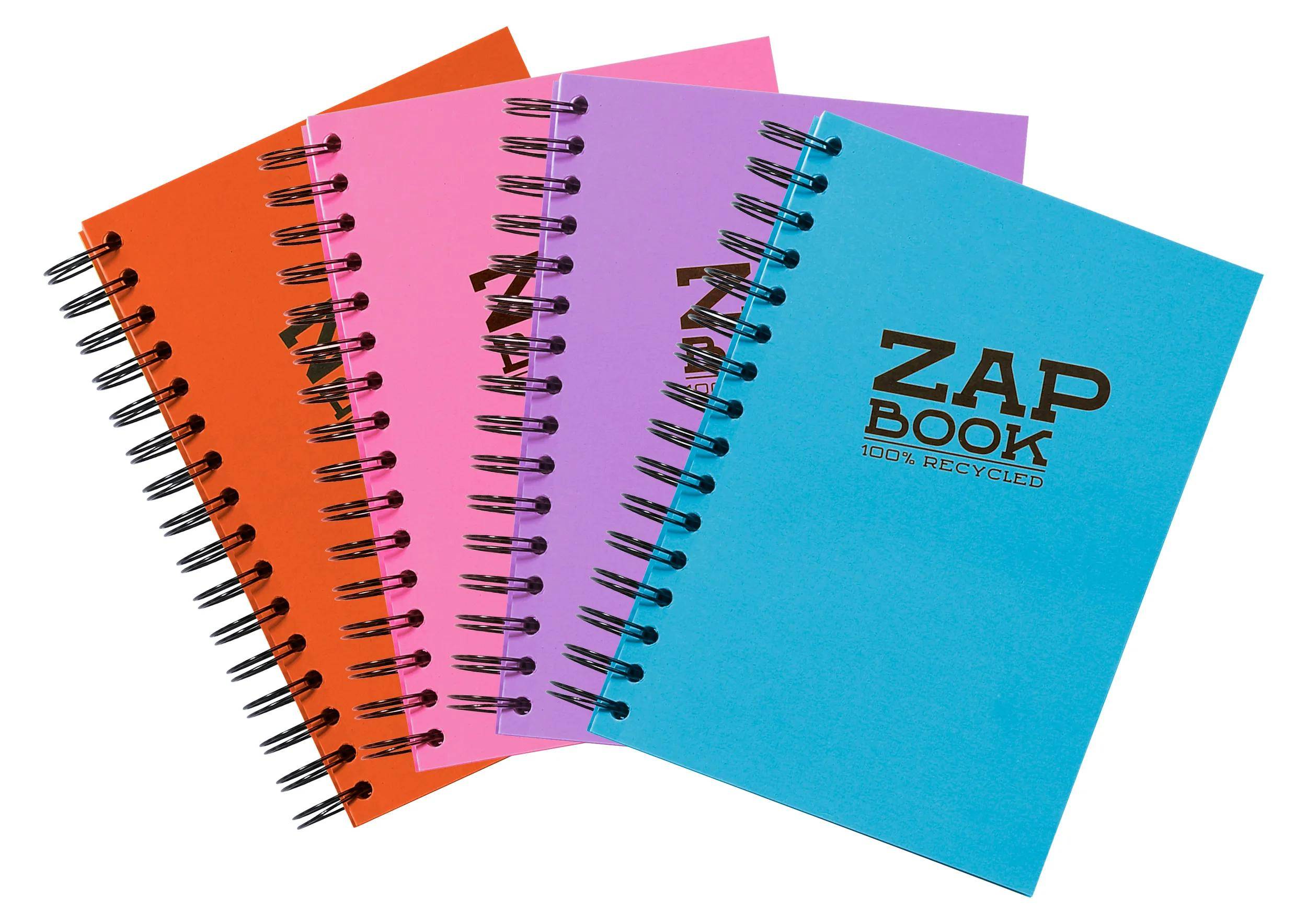 Stapel von vier farbenfrohen spiralgebundenen Notizbüchern, eines mit blauem Umschlag mit der Aufschrift „ZAP BOOK