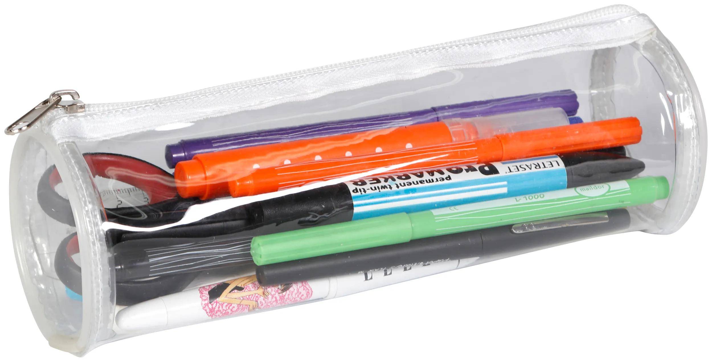Transparente Federtasche mit Reißverschluss, die Stifte, Marker, einen Bleistift, eine Schere und einen Radiergummi auf weißem Hintergrund enthält.