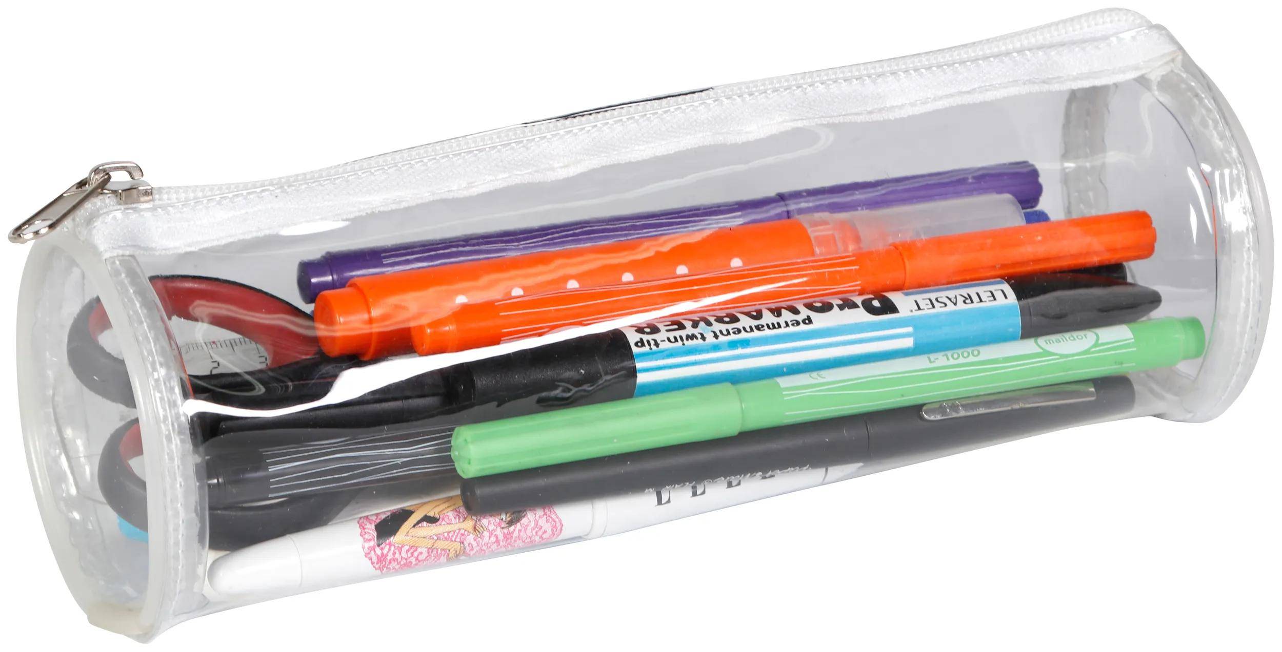 Klare Federtasche mit Reißverschluss, die bunte Stifte, Marker und Schere auf weißem Hintergrund enthält.
