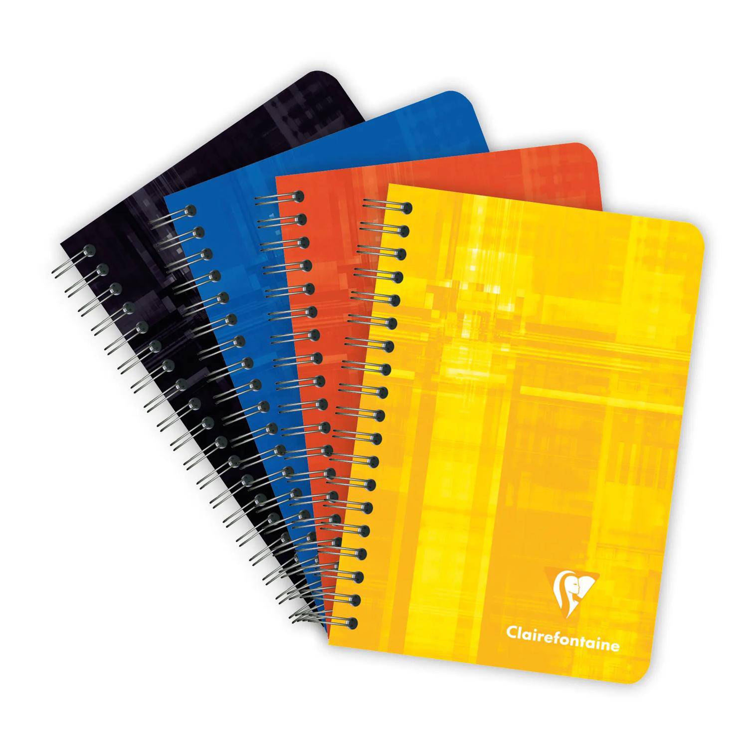 Vier spiralgebundene Notizbücher fächerförmig angeordnet in Schwarz, Blau, Orange und Gelb, mit einem Clairefontaine-Logo auf dem gelben Umschlag.