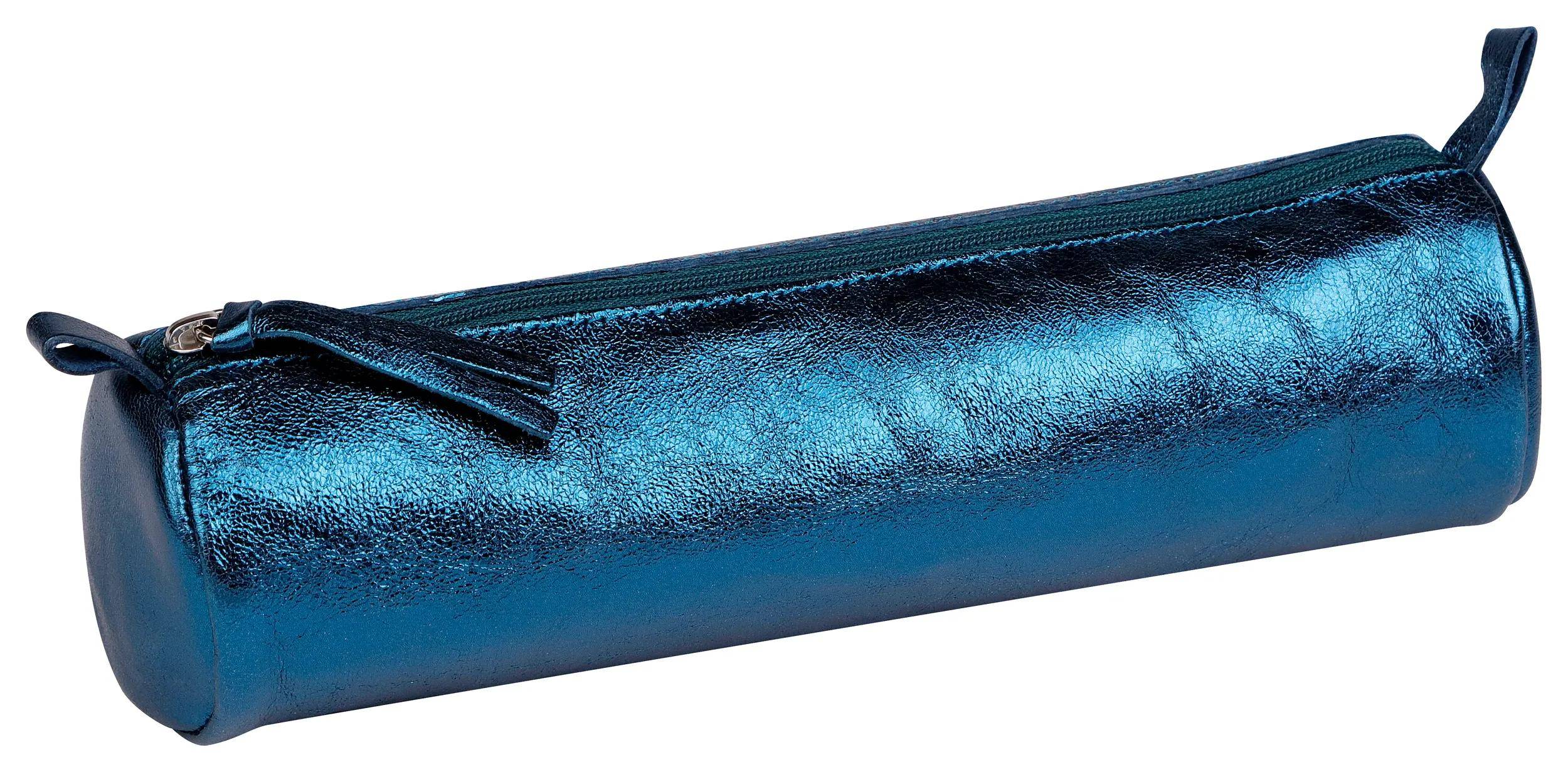Blauer metallischer zylindrischer Federmäppchen mit Reißverschluss, Handgelenkschlaufe und Reißverschlussschieber auf weißem Hintergrund