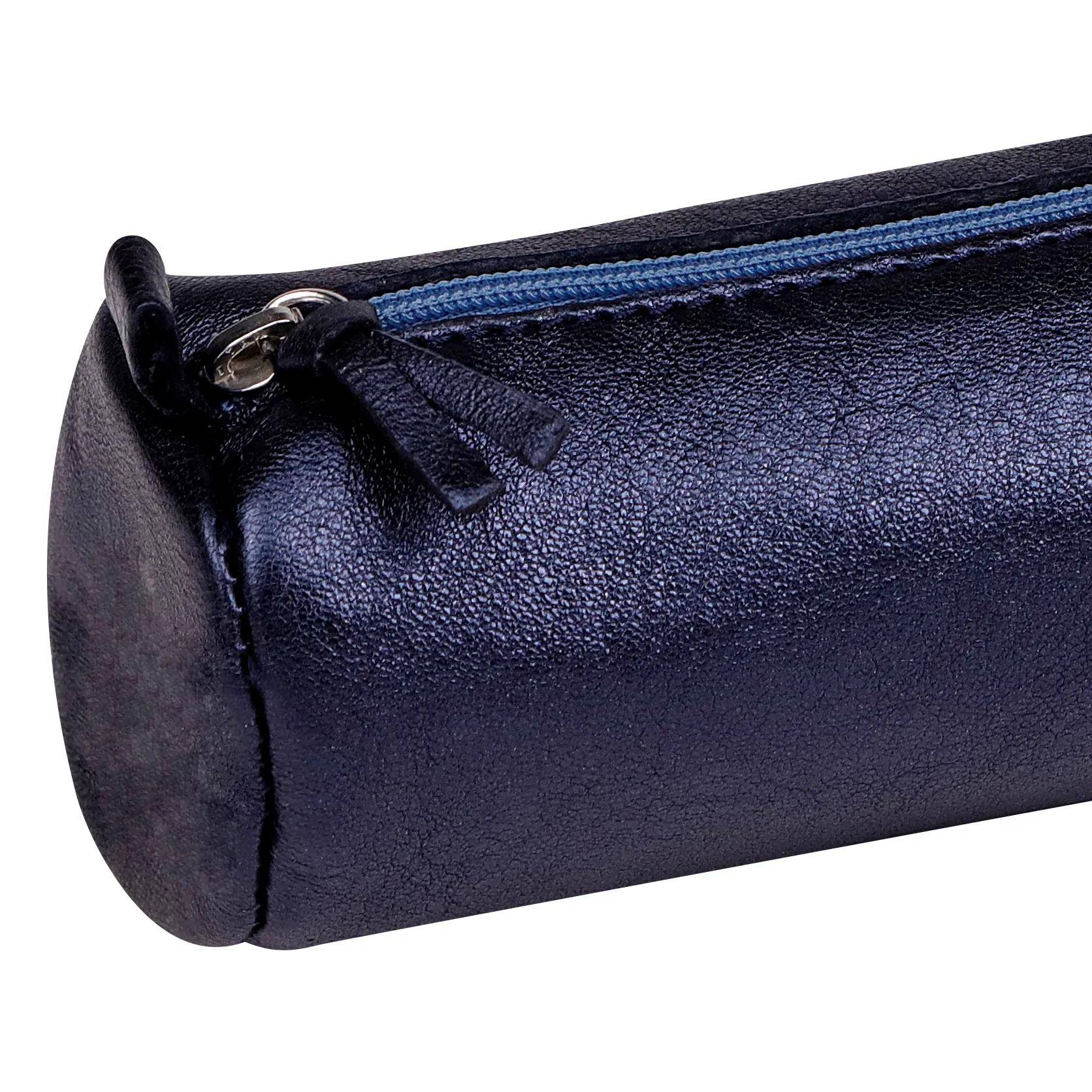 Nahaufnahme eines schwarzen Leder-Stiftetuis oder einer Tasche mit Reißverschluss und blauem Reißverschluss-Besatz auf weißem Hintergrund.