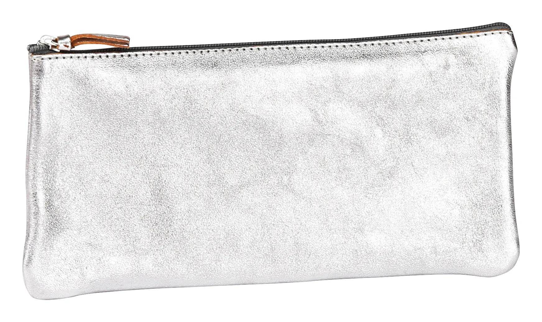 Silberne Clutch-Tasche mit Reißverschluss und einer kleinen braunen Lasche, die oben links sichtbar ist, auf weißem Hintergrund dargestellt.