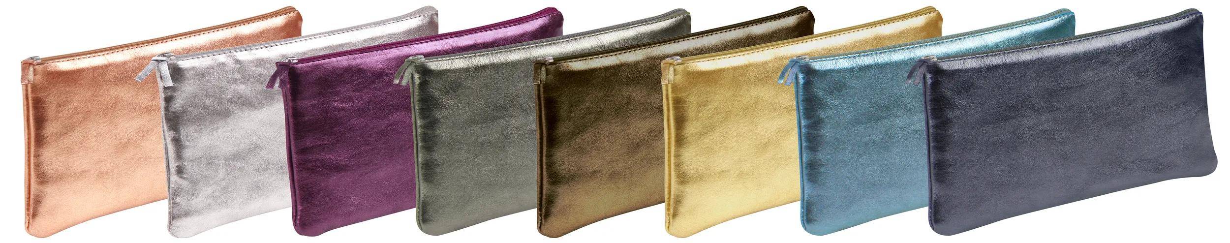 Reihe von acht metallischen Reißverschlusstaschen in Roségold, Silber, Lila, Grau, Gold, Gelb, Blau und Dunkelgrau auf weißem Hintergrund.