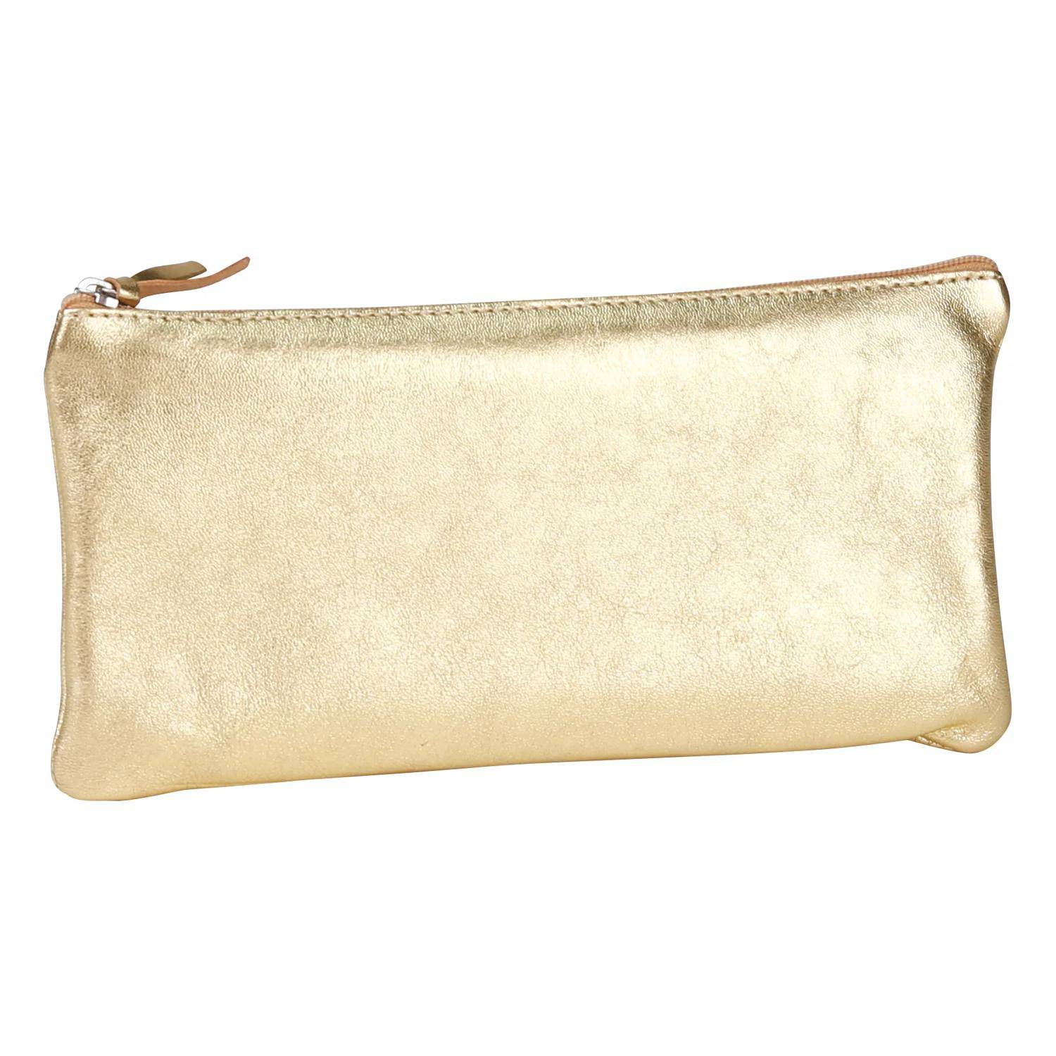Goldene metallische Reißverschluss-Clutch-Tasche auf weißem Hintergrund.