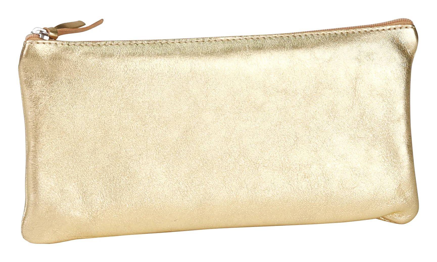 Goldfarbene Reißverschluss-Tasche oder Clutch mit Metallic-Effekt auf weißem Hintergrund.
