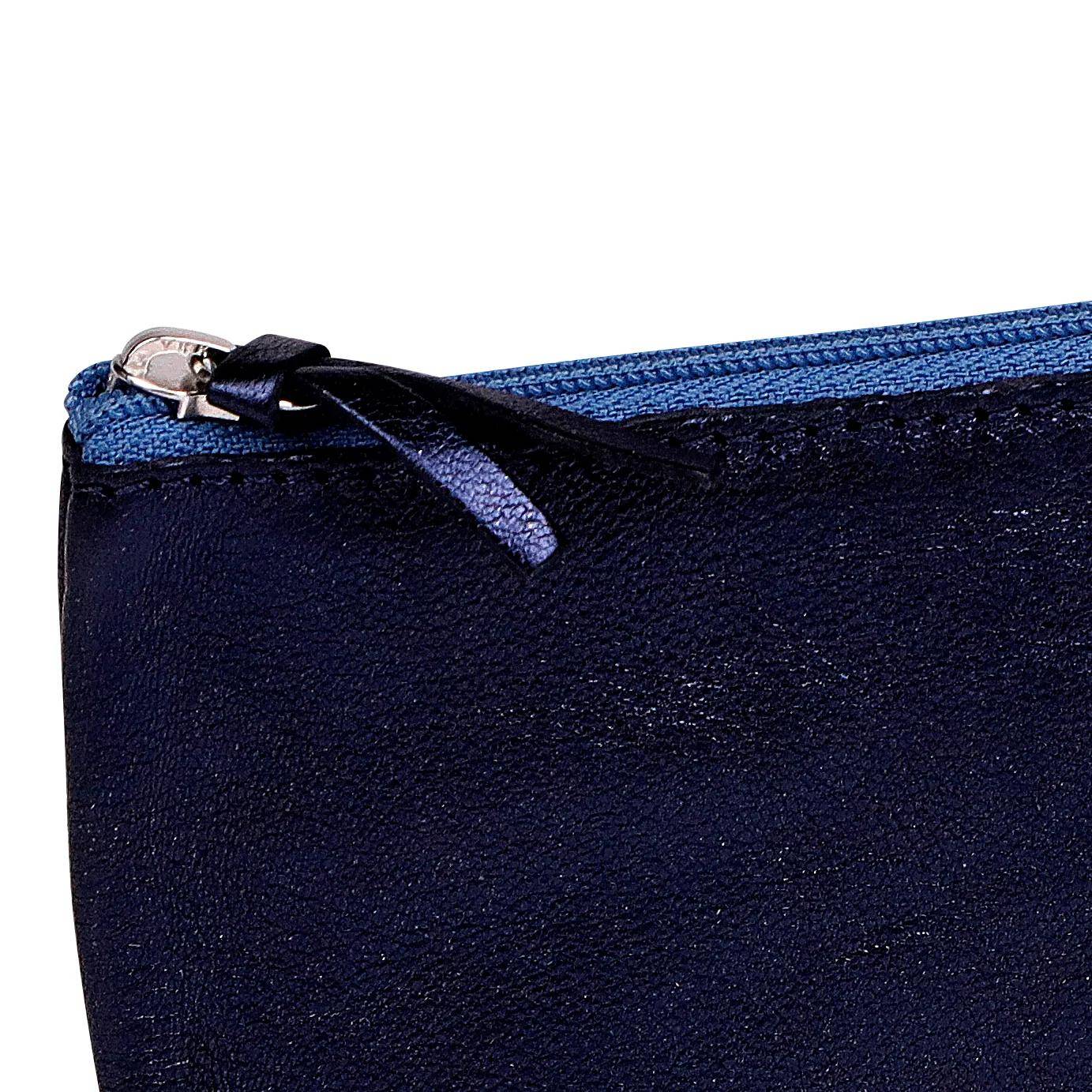 Nahaufnahme einer dunkelblau gefärbten Tasche oder Geldbörse mit Reißverschluss und schwarzem Reißverschlussschieber, fotografiert vor weißem Hintergrund.