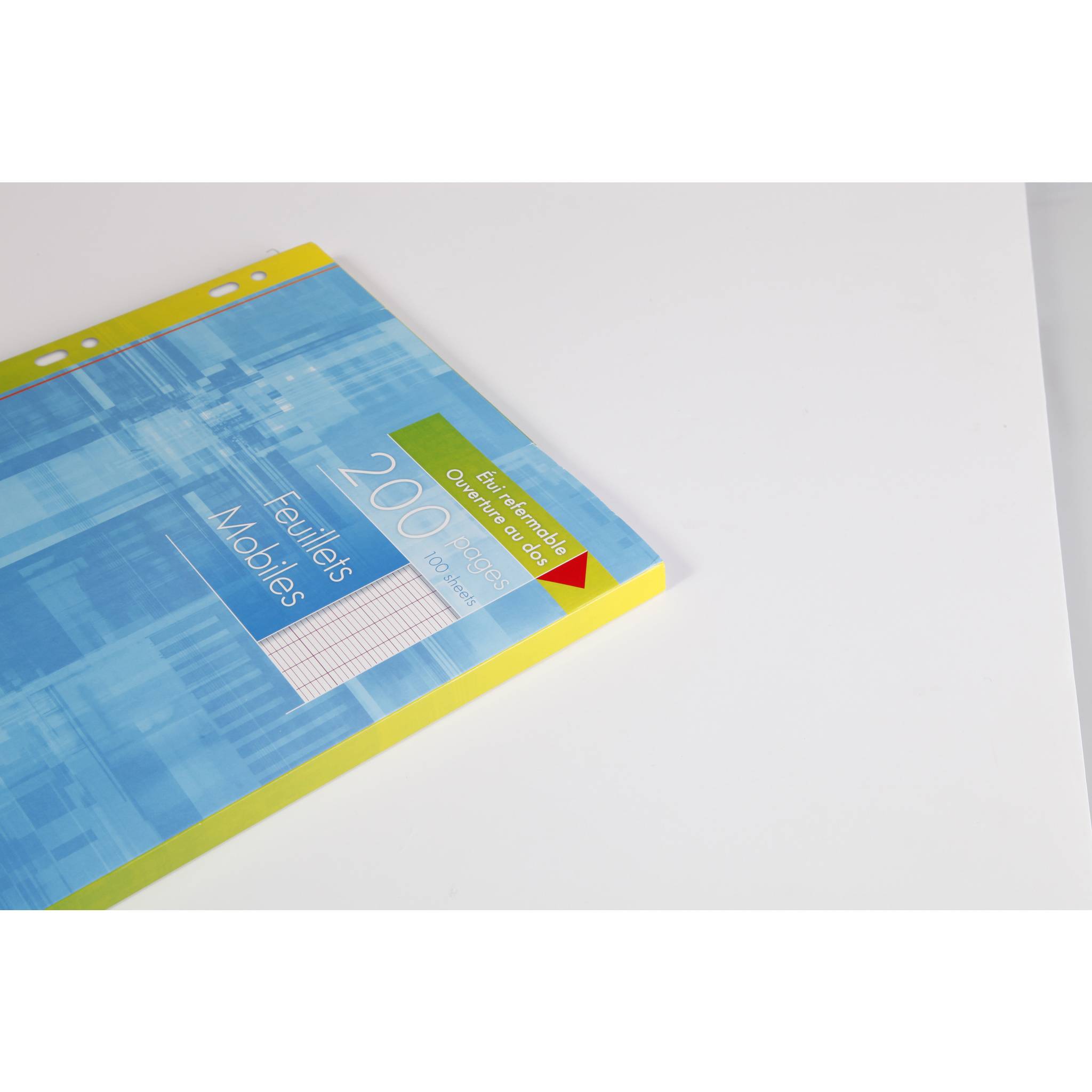 Ein blaues Notizbuch oder Notizblock "Feuilles Mobiles"" mit gelbem Rand und kunststoffgebundener Lochung, diagonal auf einer weißen Oberfläche liegend.