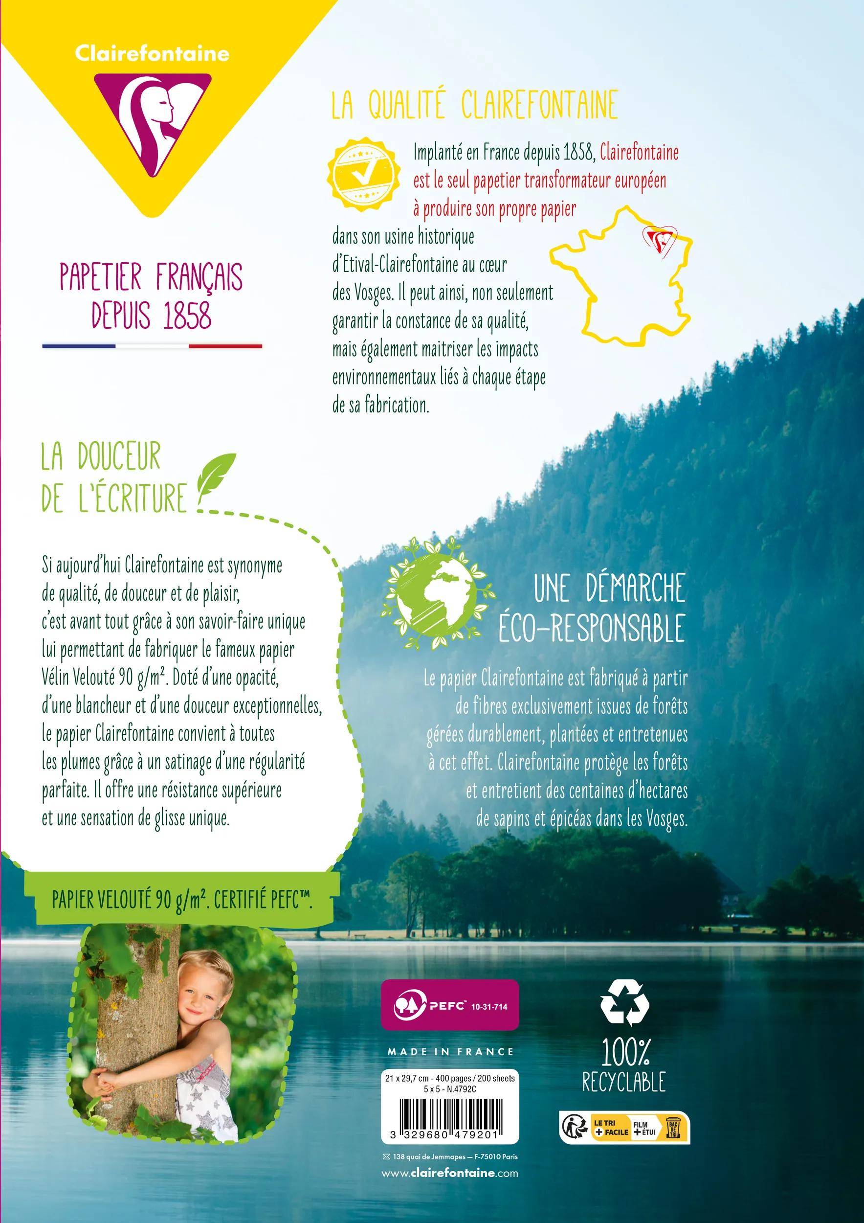 Französische Clairfontaine-Papierverpackung mit Markenlogo, Umweltfreundlichkeitsaussagen, Recycling-Zertifizierung und einer bewaldeten Berglandschaft.