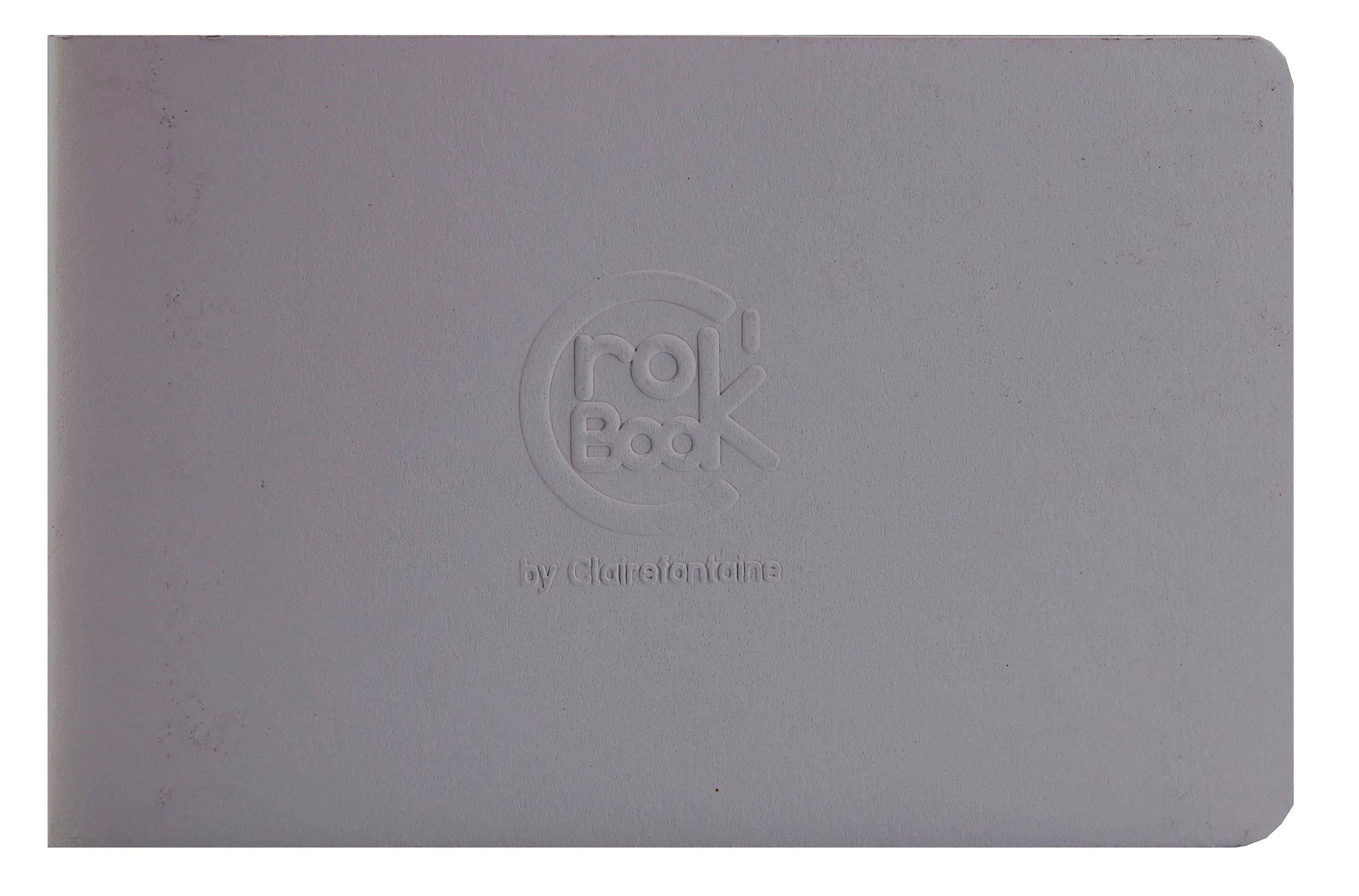 Ein geschlossenes graues Notizbuch oder Tablet-Cover mit einem geprägten kreisförmigen Logo und schwachem Text in der Mitte auf der Vorderseite.
