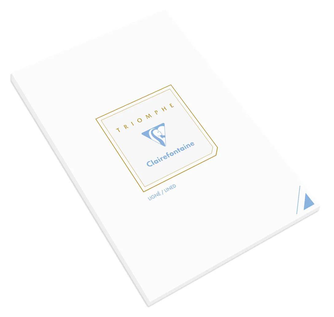 Weißes Clairefontaine Triomphe Notizbuch mit goldverziertem Einband und kleinem blauem Logo, schräg vor einem einfachen weißen Hintergrund gezeigt.