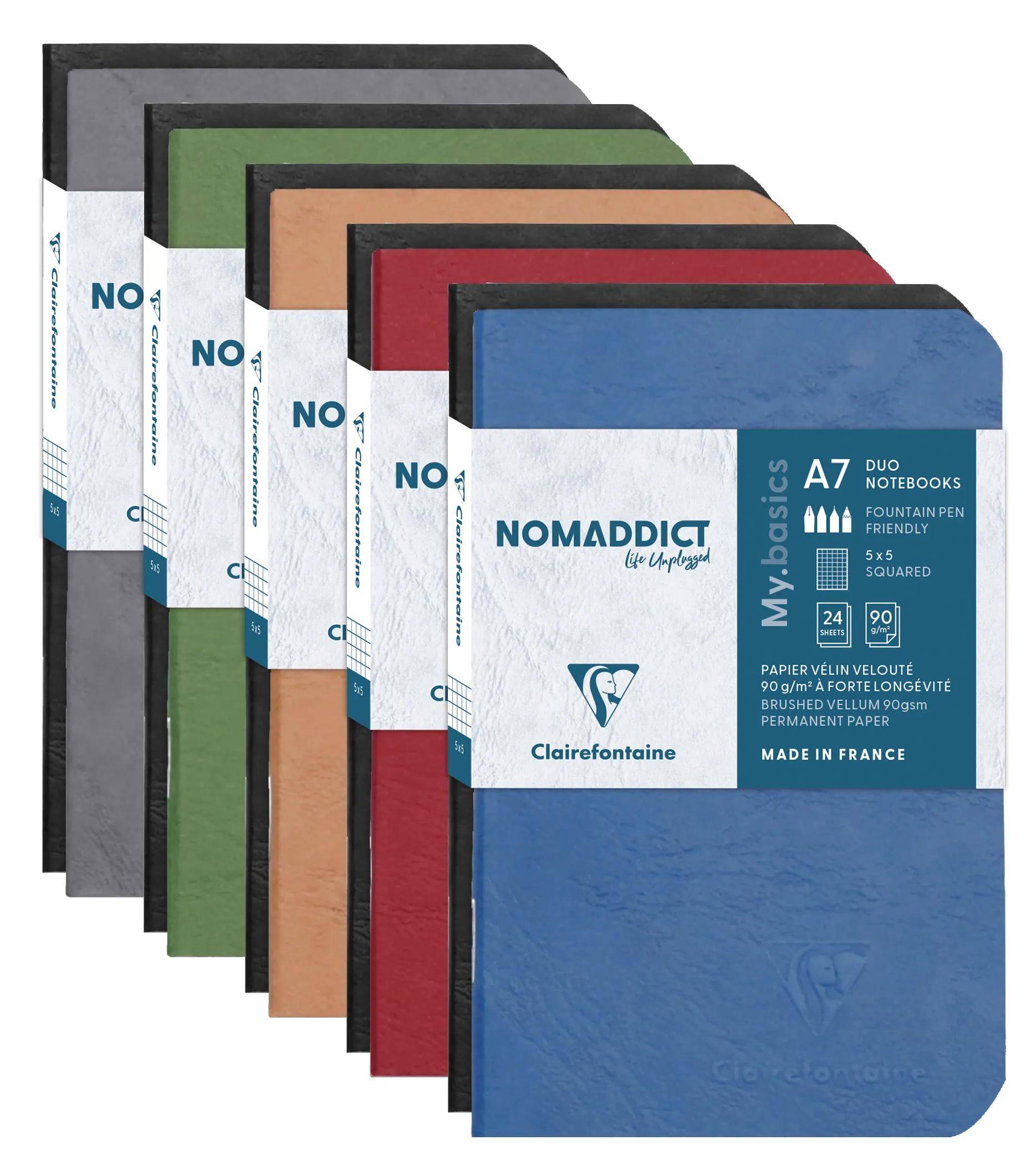 Stapel von sechs Nomadict A7 Duo Notizbüchern in verschiedenen Farben, auf denen die Vorderseiten und das Produktbranding zu sehen sind.