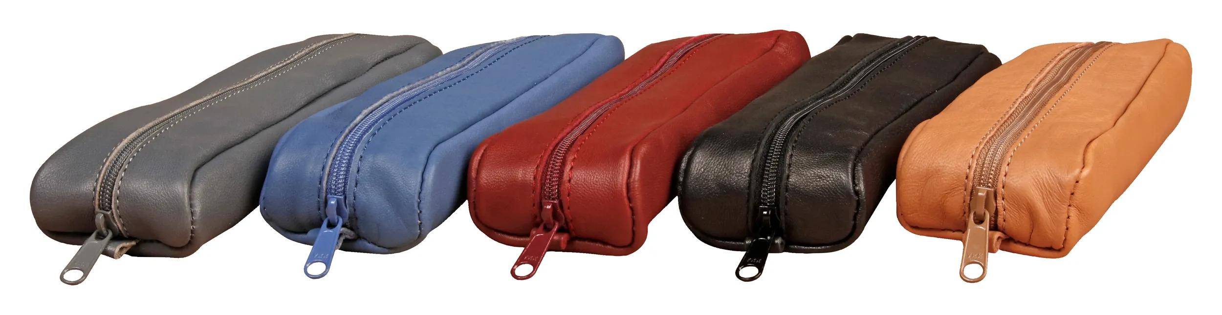 Fünf Federmäppchen aus Leder mit Reißverschluss in Grau, Blau, Rot, Schwarz und Beige, nebeneinander auf weißem Hintergrund aufgereiht.