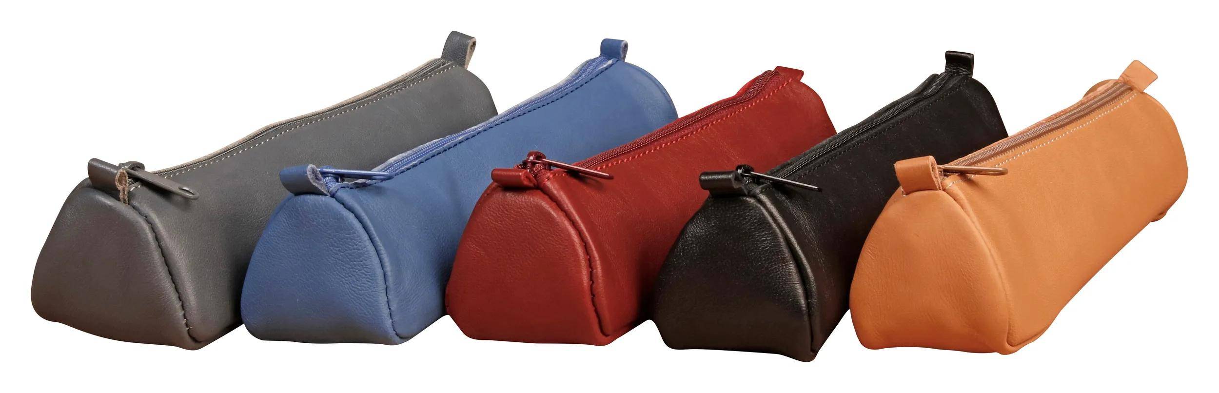 Fünf kleine Leder-Reißverschlussbeutel in Grau, Blau, Rot, Schwarz und Beige, nebeneinander auf weißem Hintergrund aufgereiht.