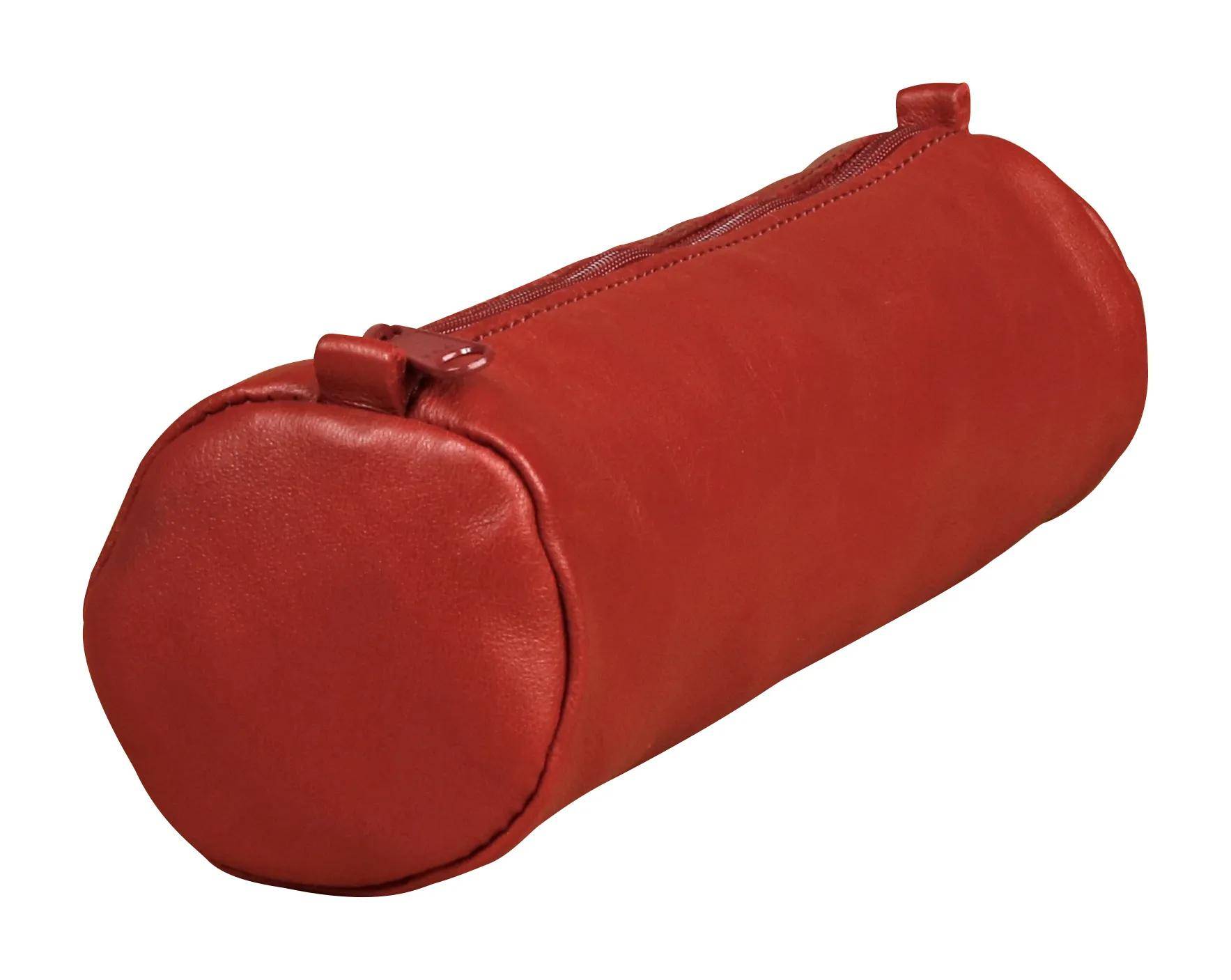 Rote zylindrische Ledertasche mit Reißverschluss auf weißem Hintergrund.