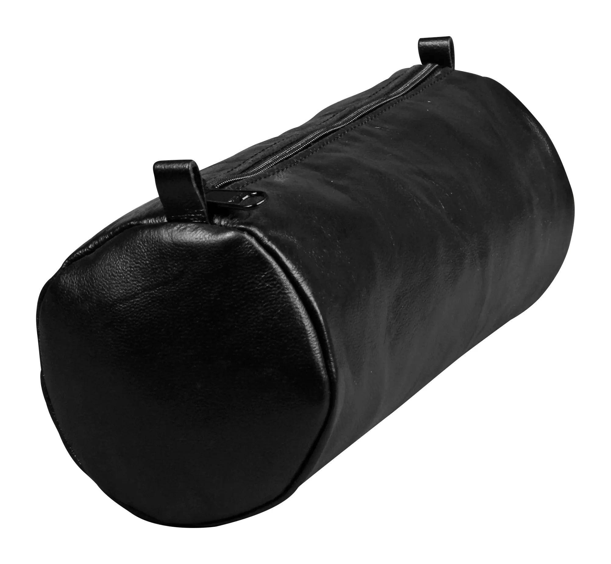 Schwarze zylindrische Ledertasche mit Reißverschluss und kurzen Griffen auf weißem Hintergrund.