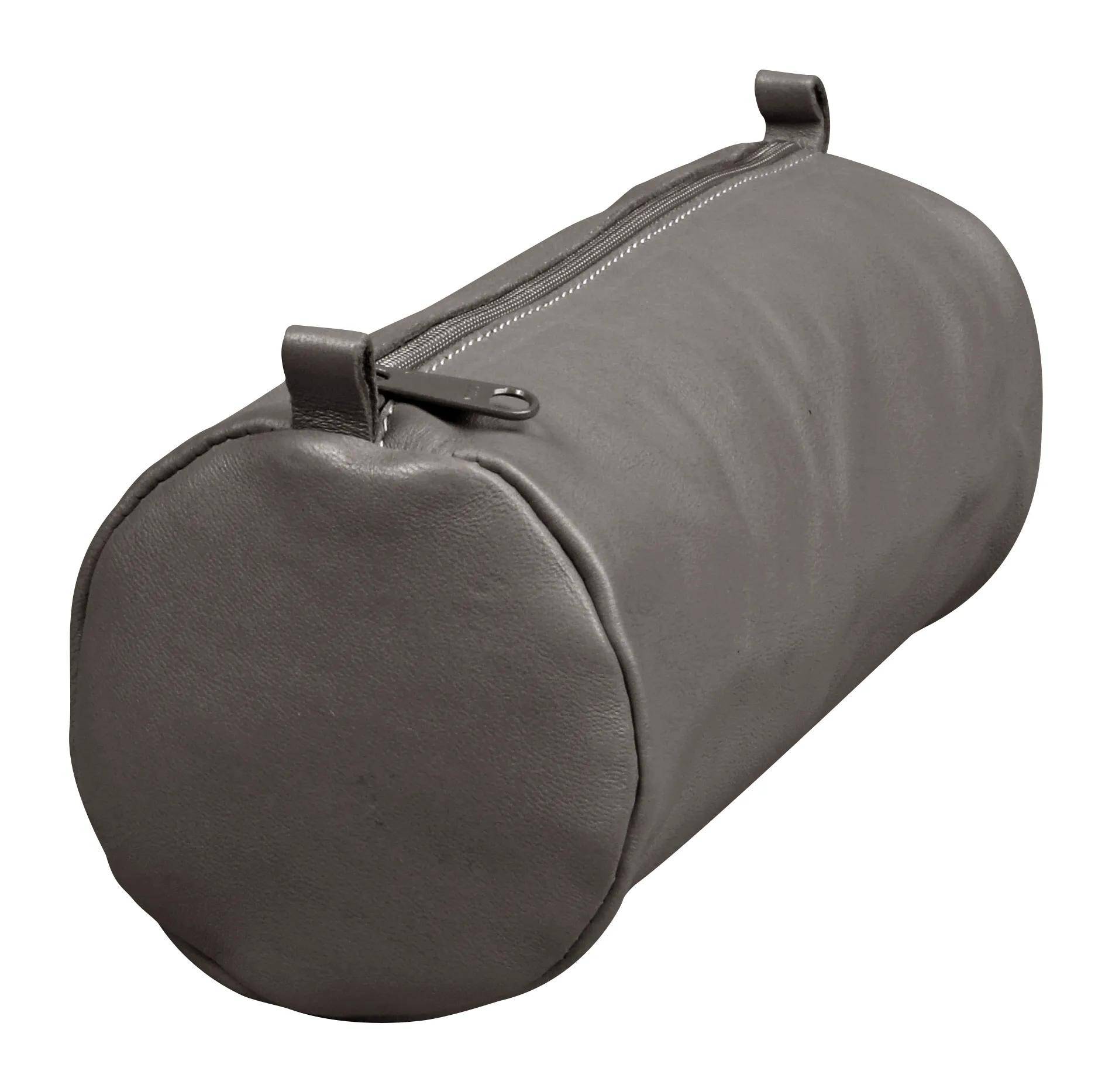 Dunkelgraue zylindrische Tasche mit Reißverschluss und kleinen Trageschlaufen, gezeigt auf weißem Hintergrund.