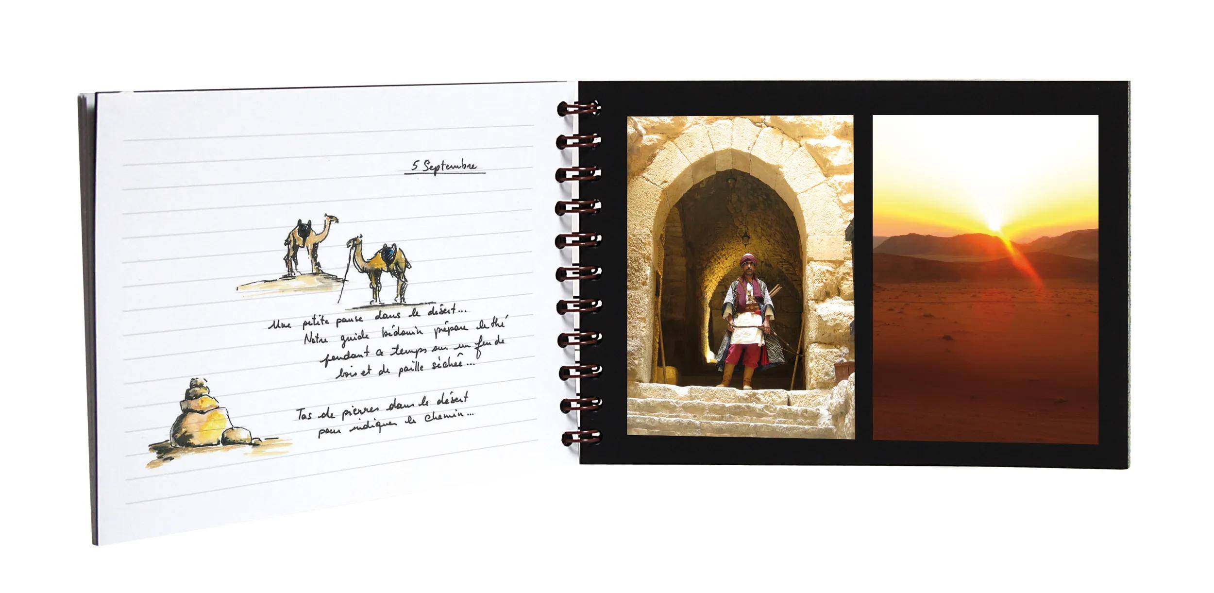 Aufgeschlagene Scrapbook-Seite mit handschriftlichen Notizen und kleinen Skizzen auf der linken Seite, plus zwei Fotos auf der rechten Seite: eine Person in einem Steinbogen und ein Sonnenuntergang über Wüstenhügeln.