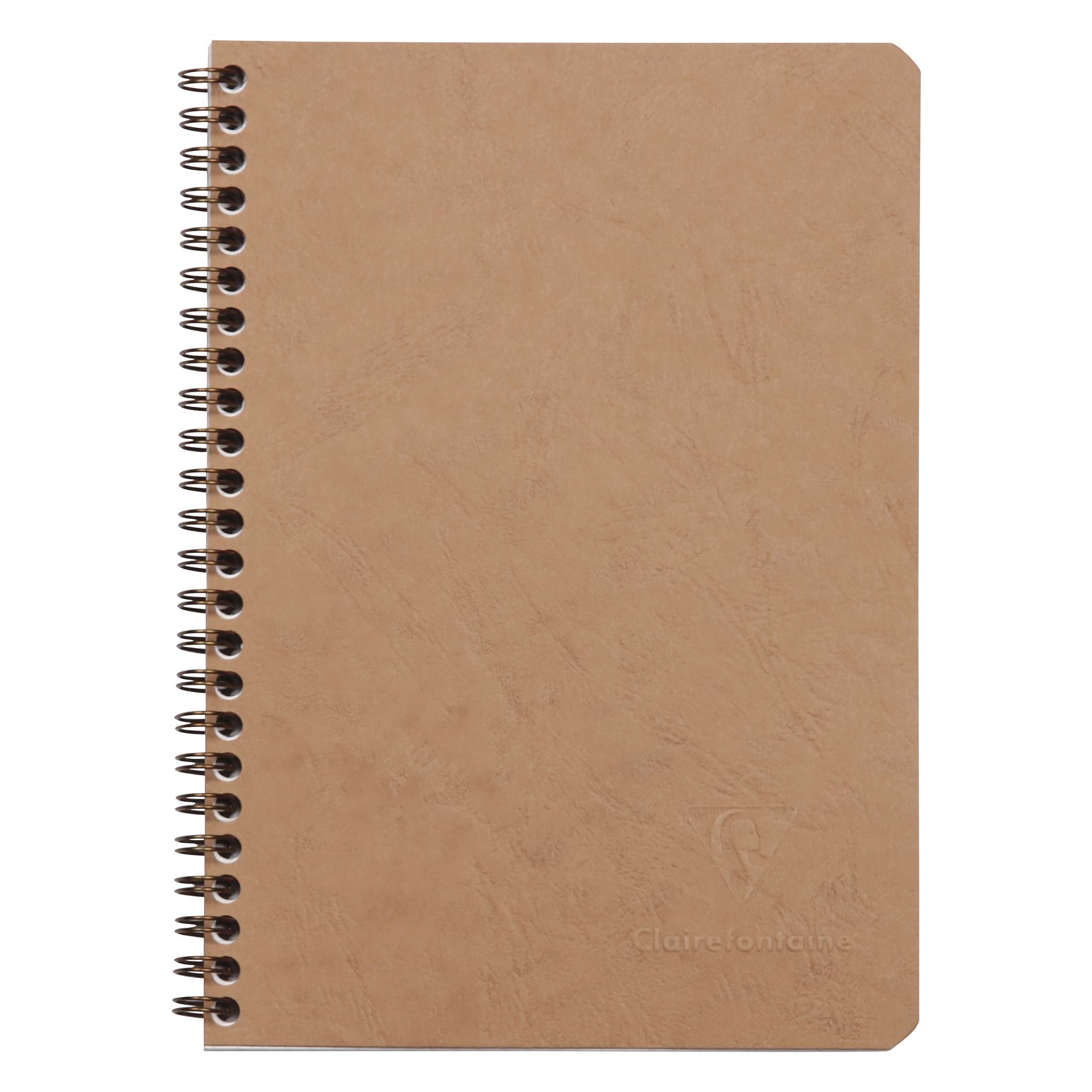 Ein einfaches beige spiralgebundenes Notizbuch mit einem leeren Umschlag auf weißem Hintergrund.