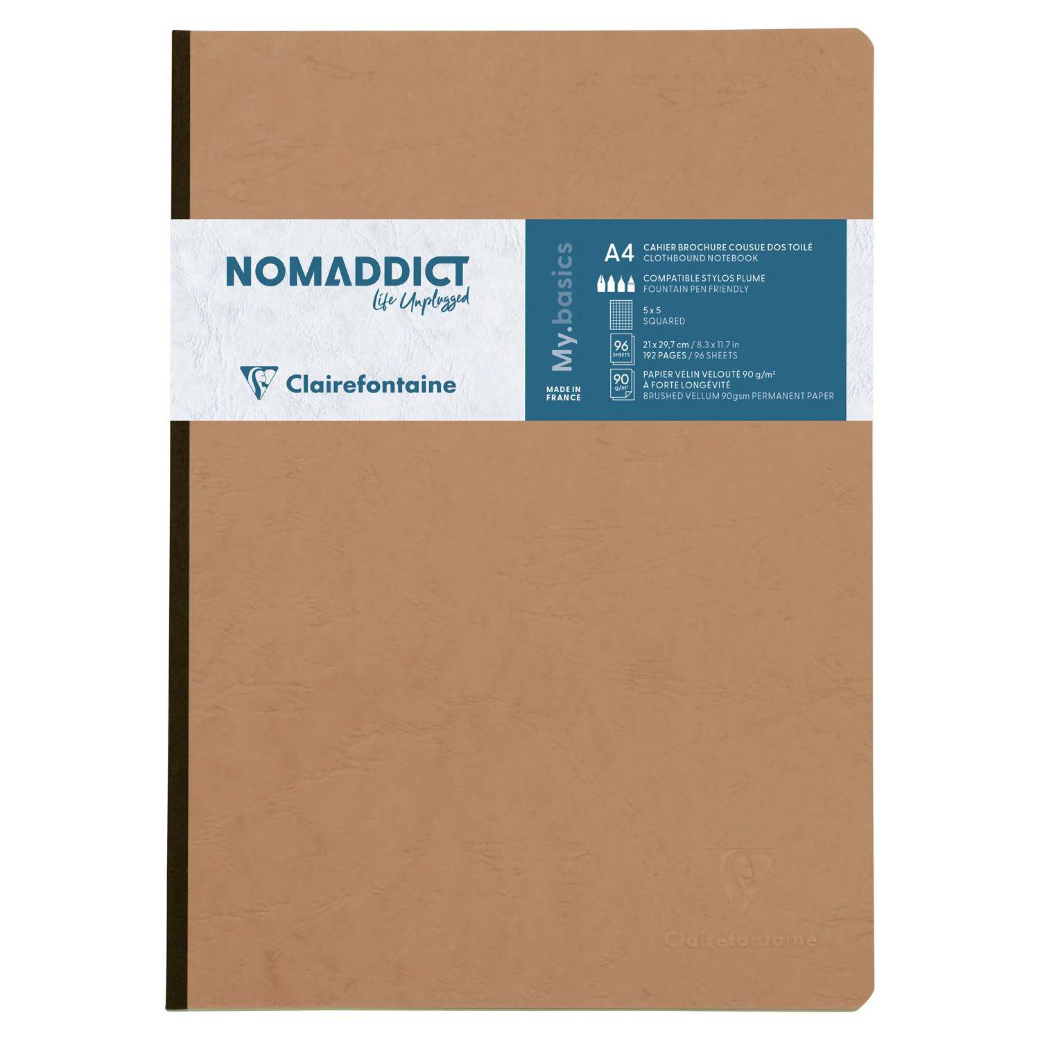 Beige/Hellbraun farbiger Umschlag eines Nomadict von Clairefontaine A4-Broschürennotizbuches mit einem blauen Etikettenband über der Vorderseite.