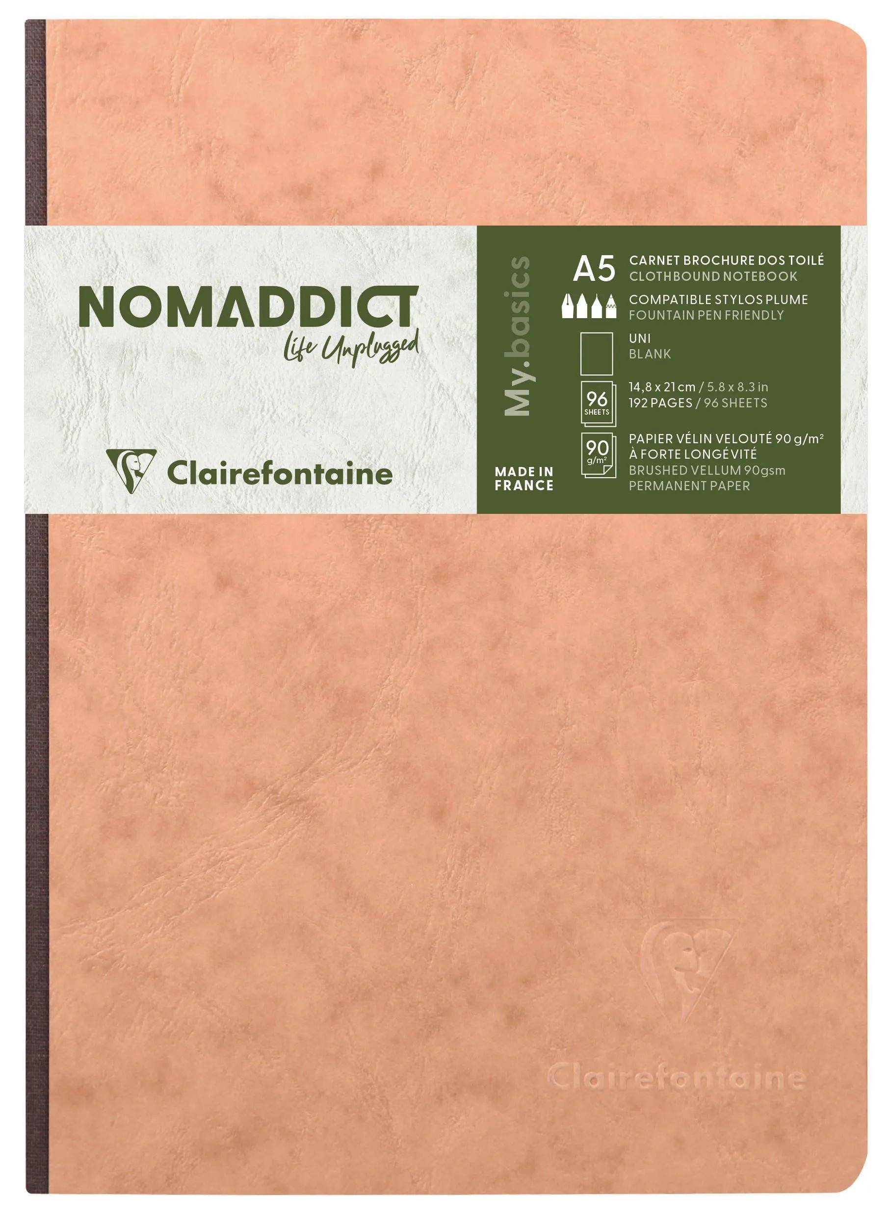 Nahaufnahme eines Clairefontaine 'Nomaddict' A5-Notizbuchs mit pfirsichfarbenem Umschlag und grünem Etikett, in der Vorderansicht gezeigt.