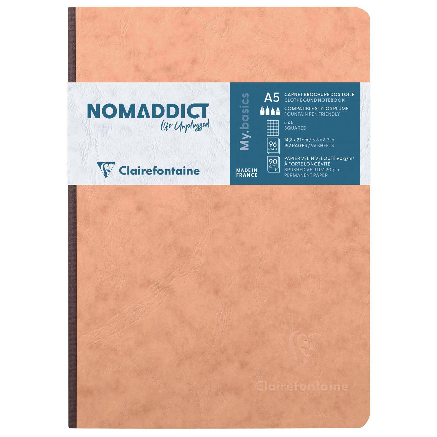 Beiges Lederoptik-Clairefontaine Nômadict A5 Notizbuch mit Leineneinband, blauem Etikettenband und abgerundeten Ecken.