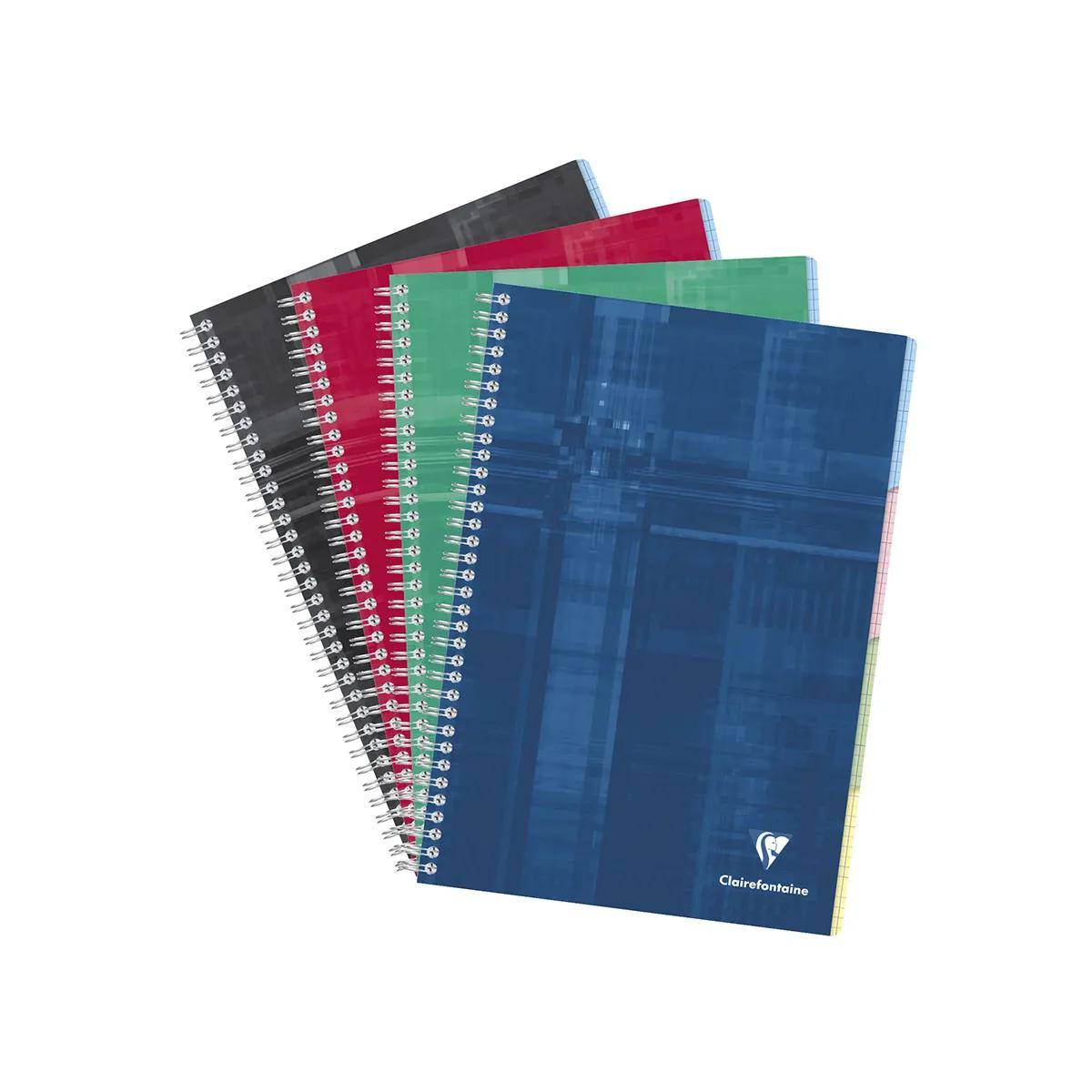 Fünf spiralgebundene Notizbücher, aufgestapelt und fächerartig ausgebreitet, mit schwarzen, roten, grünen und blauen Umschlägen auf weißem Hintergrund.