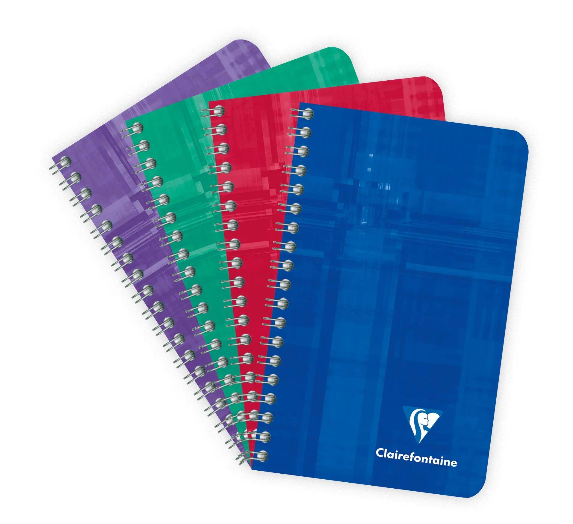 Vier spiralgebundene Notizbücher in Lila, Grün, Rot und Blau, fächerartig auf weißem Hintergrund angeordnet, mit dem Clairefontaine-Logo auf dem blauen Umschlag.