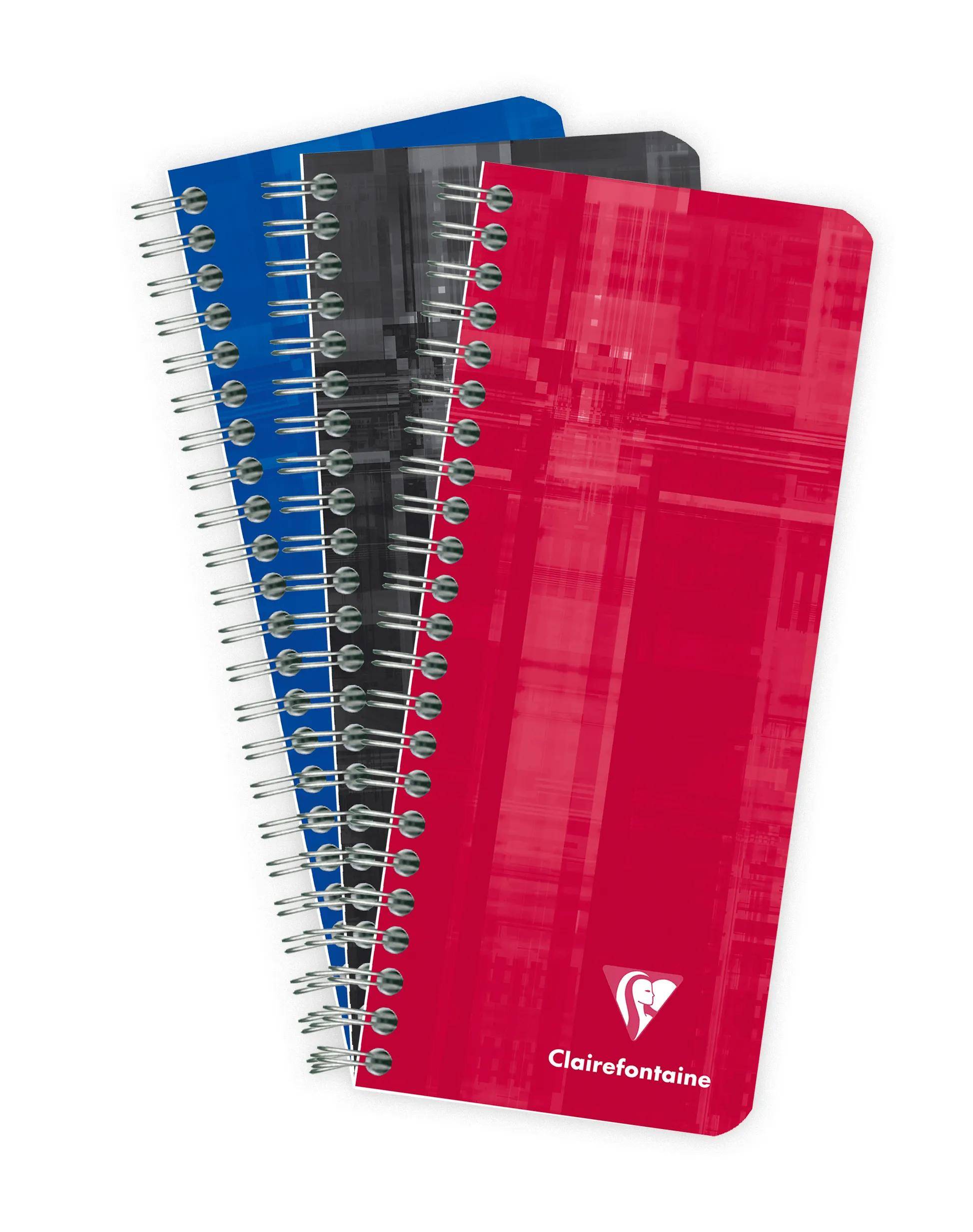 Drei spiral-gebundene Notizbücher, übereinander gestapelt, mit blauen, schwarzen und rosa Umschlägen und dem Clairefontaine-Logo.