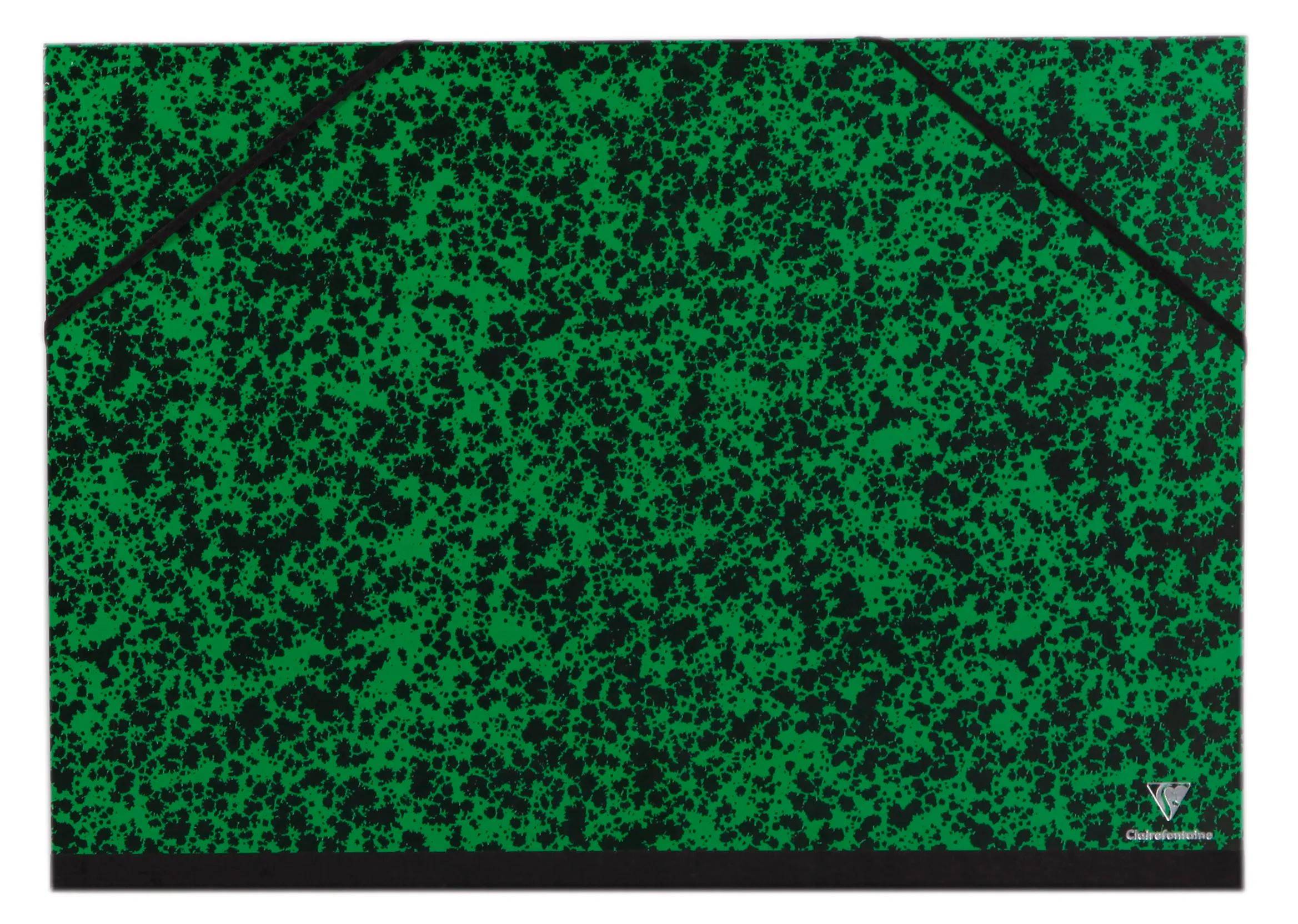 Abstraktes grün-schwarzes geflecktes Camouflage-Muster mit diagonalen dunklen Linien und einem kleinen Logo in der unteren rechten Ecke.