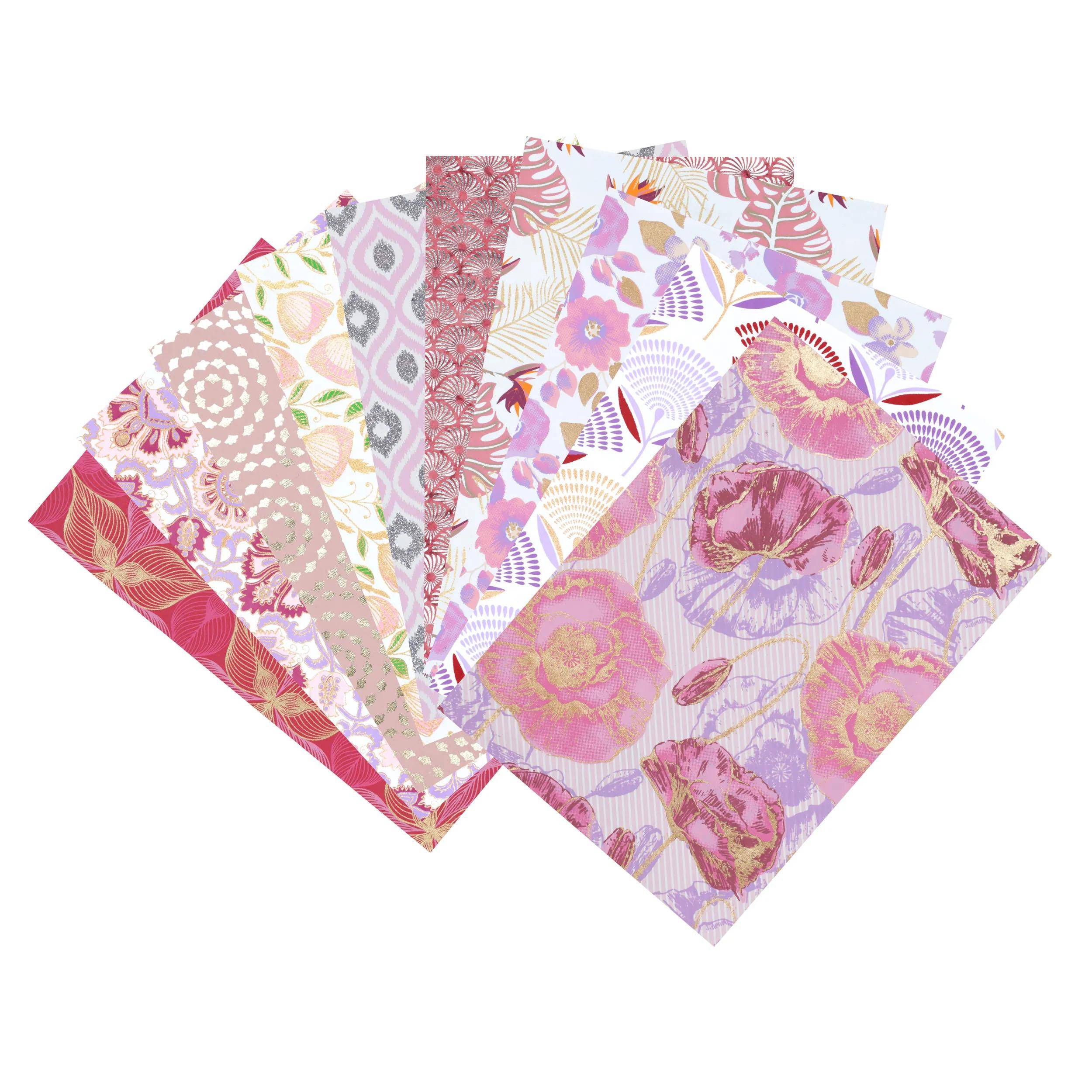 Ein Fächer aus sechs dekorativen gemusterten Papierblättern in Rosa, Rot und Pastellblüten- und Geometriedesigns auf weißem Hintergrund.