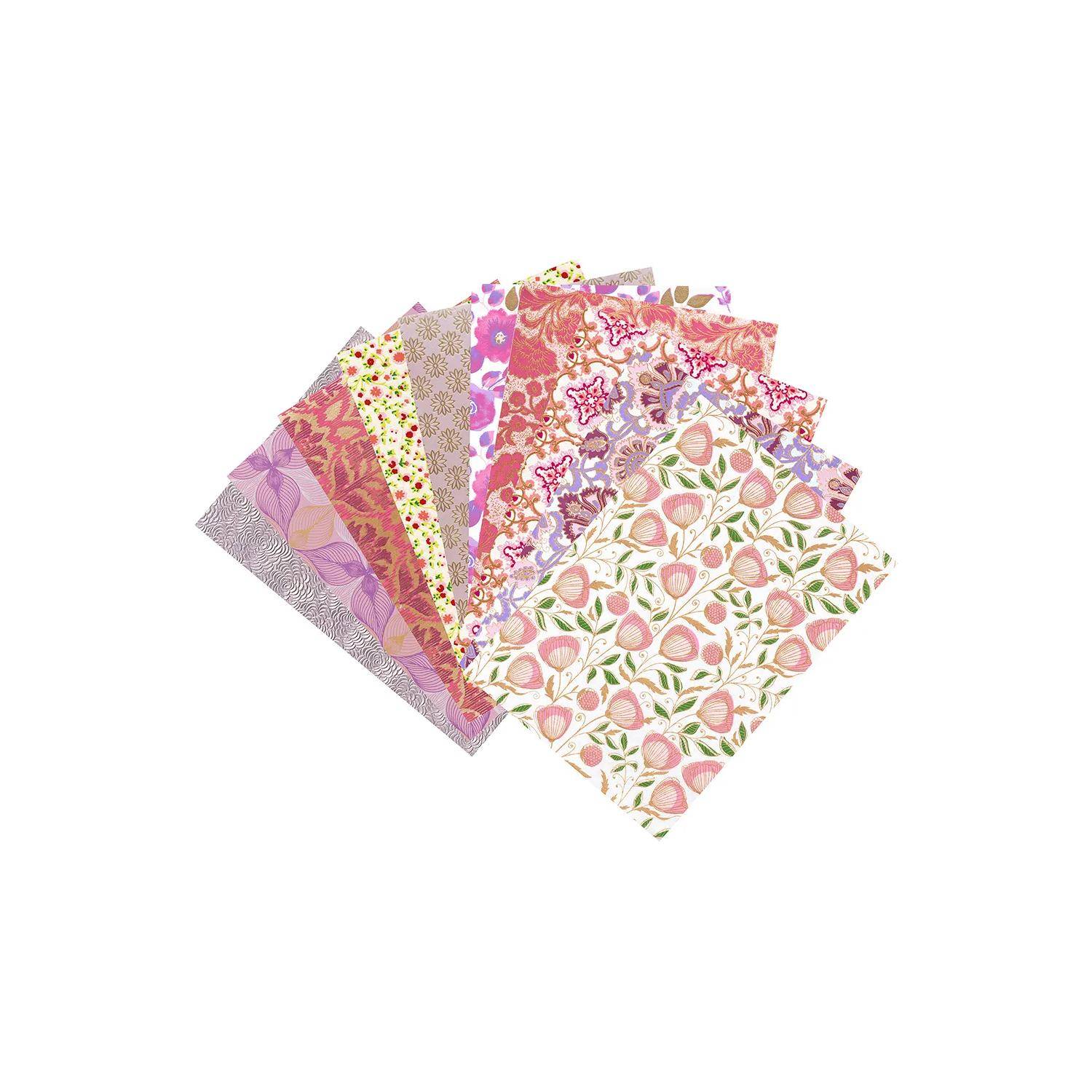 Fan aus sortierten dekorativen gemusterten Papierblättern in Rosa, Pfirsich und Pastellblumendesigns auf weißem Hintergrund.