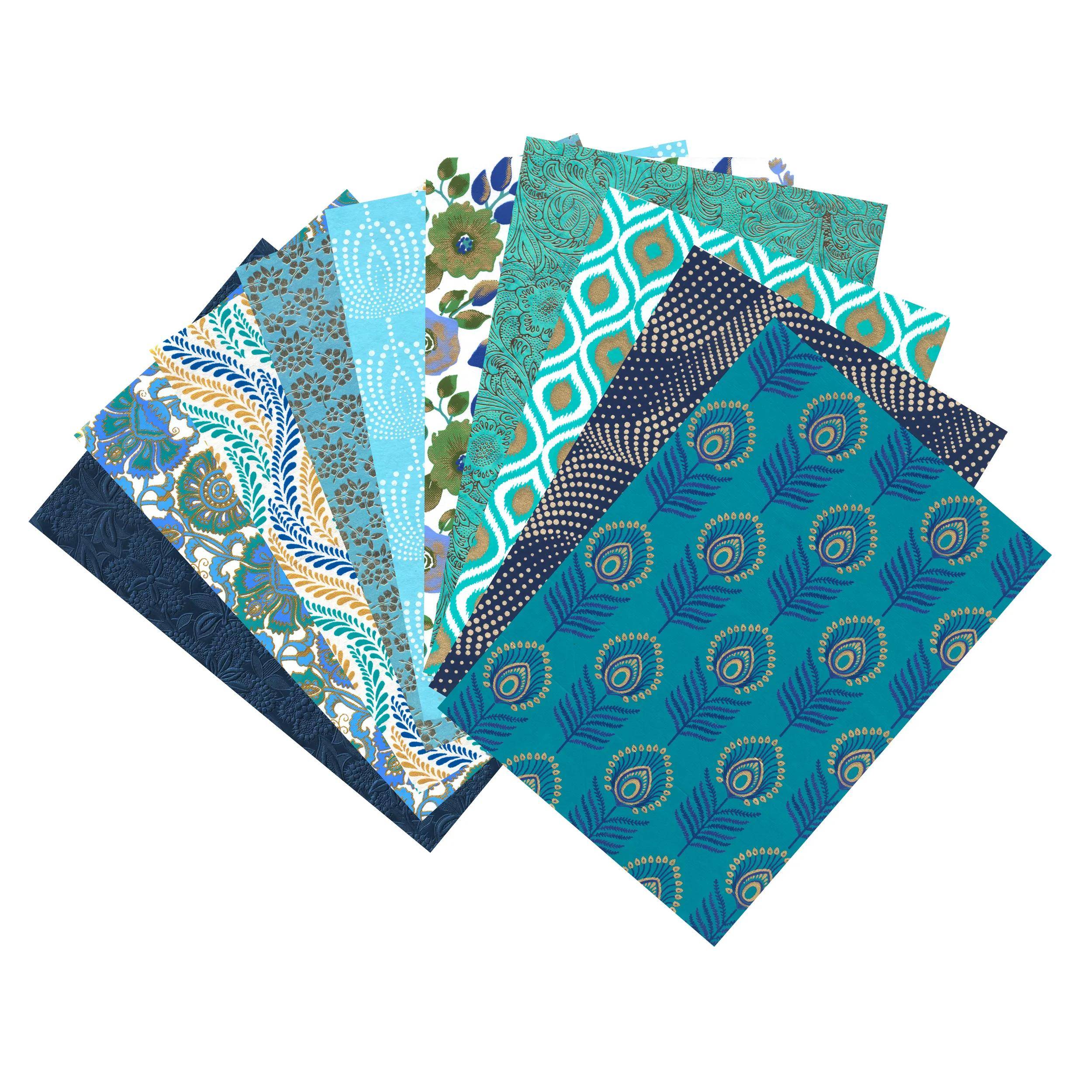 Fan aus gemusterten blau- und blaugrünen Stoffquadraten mit floralen und geometrischen Designs auf weißem Hintergrund.