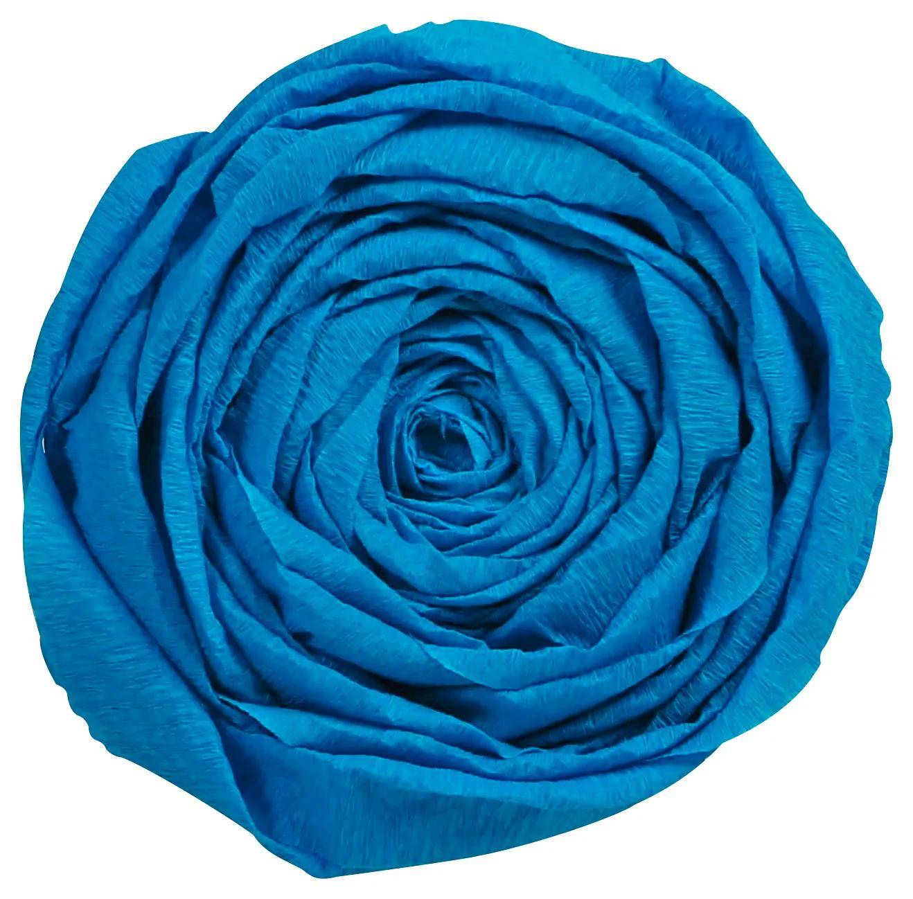 Eine blaue Papierblüten-Rosette mit eng übereinander liegenden, spiralförmig angeordneten Blütenblättern auf weißem Hintergrund.