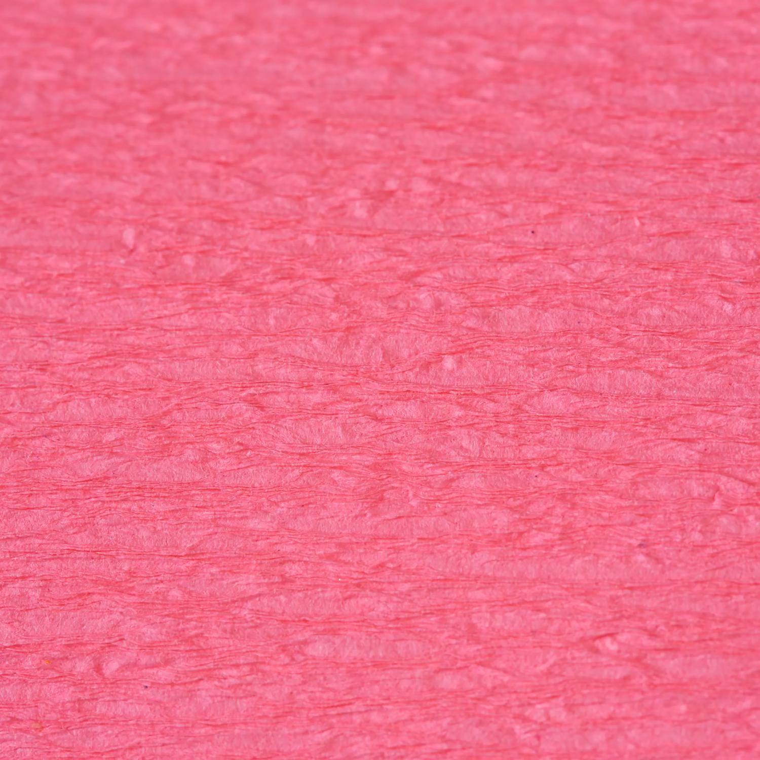 Nahaufnahme einer rosa strukturierten Papier- oder Gewebeoberfläche, die den Bildausschnitt ausfüllt.