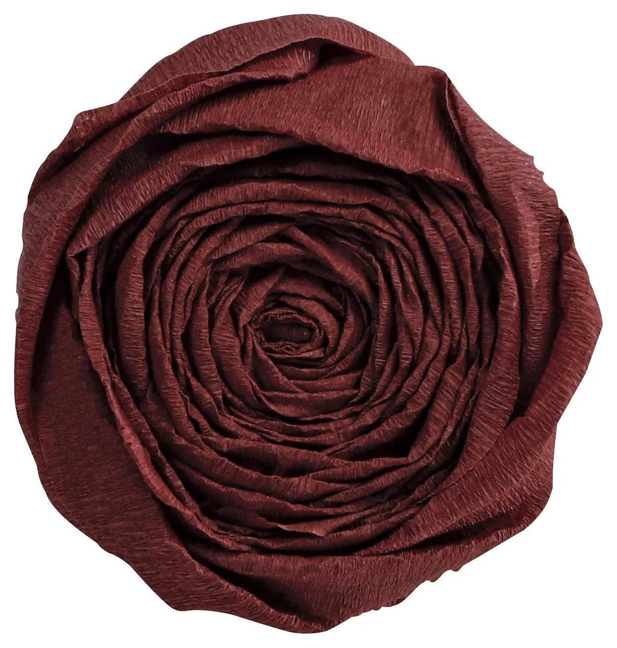 Eine große, dunkelrote Rosenblüte mit mehreren überlagerten Blütenblättern, die sich spiralförmig zur Mitte hin wölben und komplexe Texturen und Details zur Schau stellen.