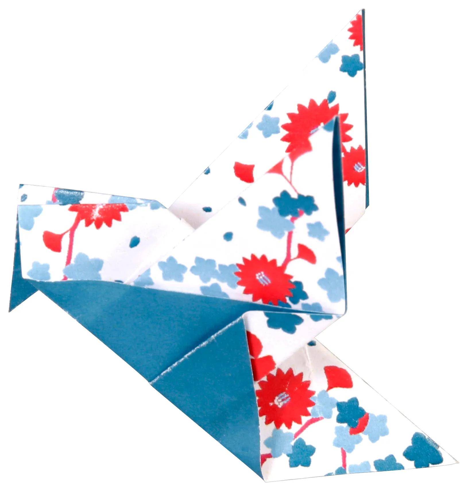 Gefalteter Origami-Vogel aus weißem Papier mit roten und blauen Blumendruck und durchgehenden blauen Abschnitten, gezeigt auf weißem Hintergrund.