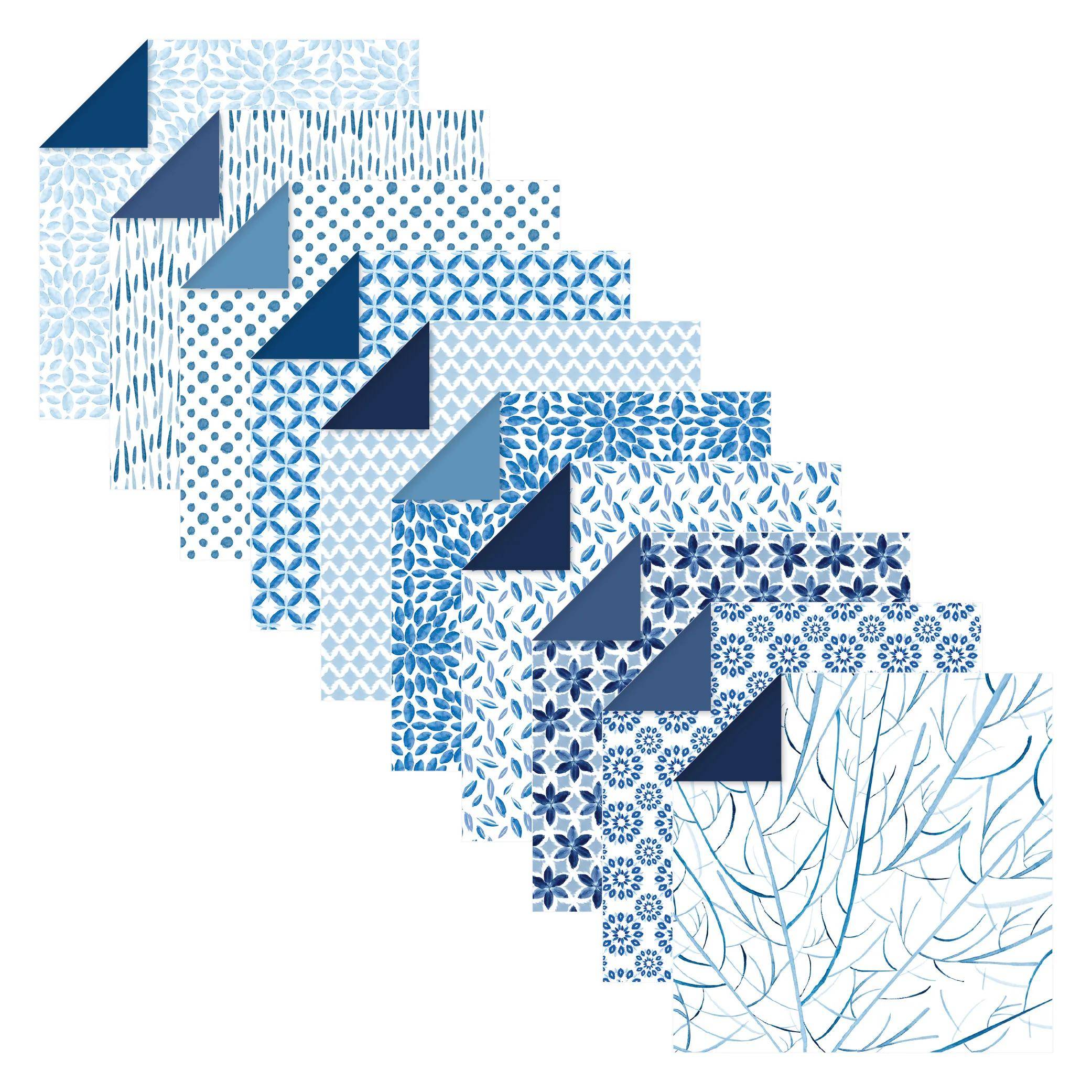 Stapel von gemusterten blauen Stoffquadraten mit gefalteten Ecken, die verschiedene dekorative Textildesigns in unterschiedlichen Blau- und Weißtönen zeigen.