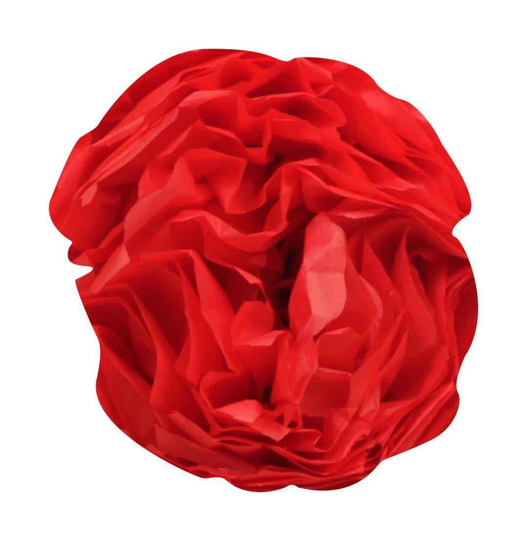 Nahaufnahme eines zerknitterten roten Papierballs isoliert auf weißem Hintergrund.