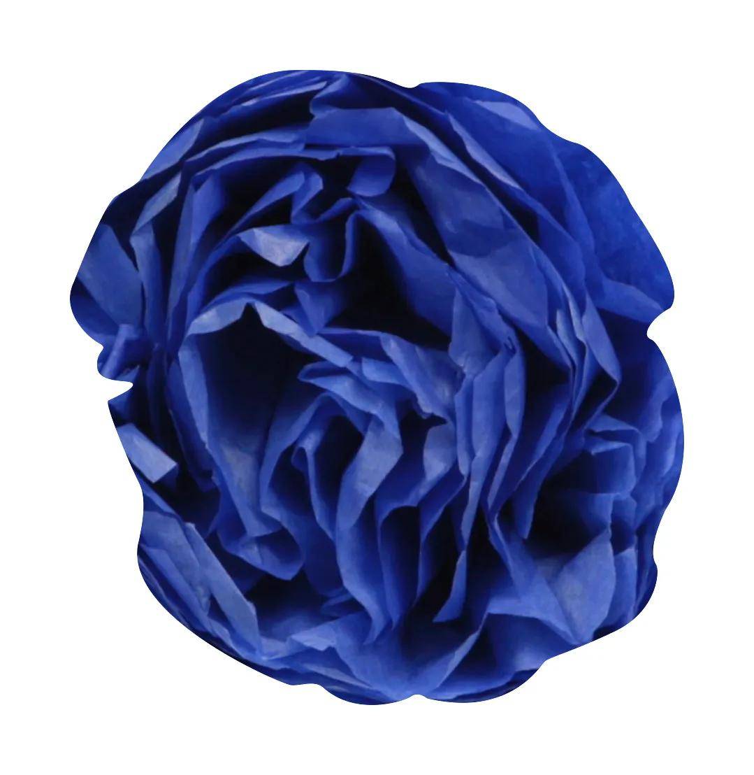 Nahaufnahme einer blauen Papierblume oder zerknittertem, gewebeähnlichem Blütenkopf, zentriert auf weißem Hintergrund.