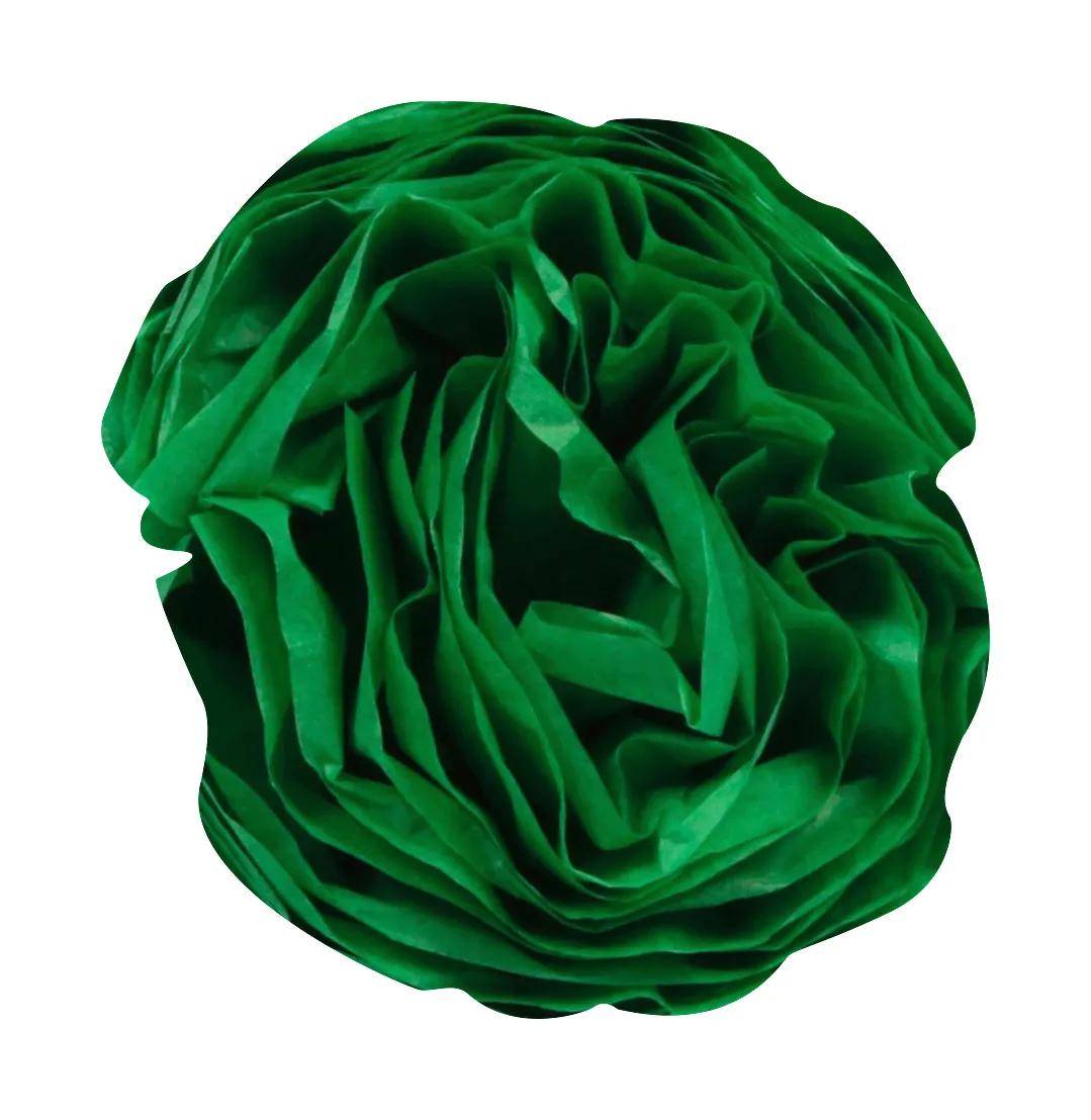 Grüne, rosettenförmige Stoff- oder Papierblume zentriert auf weißem Hintergrund.