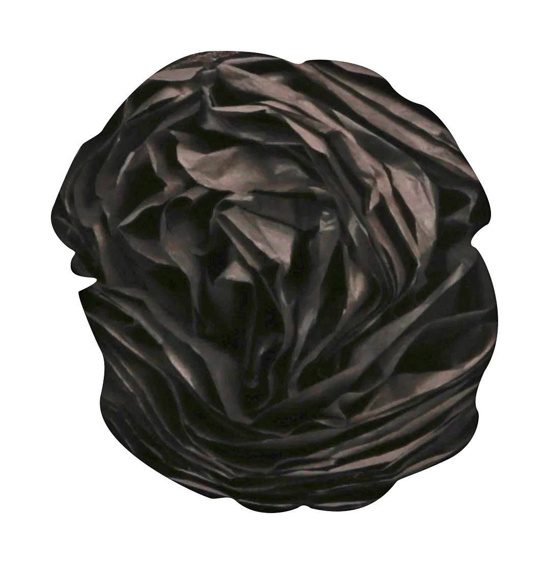 Ein zerknitterter schwarzer Kunststoffbeutel oder eine schwarze Kunststofffolie isoliert auf weißem Hintergrund.